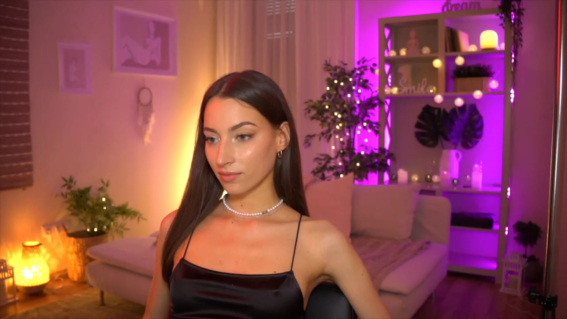 Gallery image thumbnail from Emily_grey69's myfreecams stream on, 06/04/2023, 16:32 image 14 of 20
