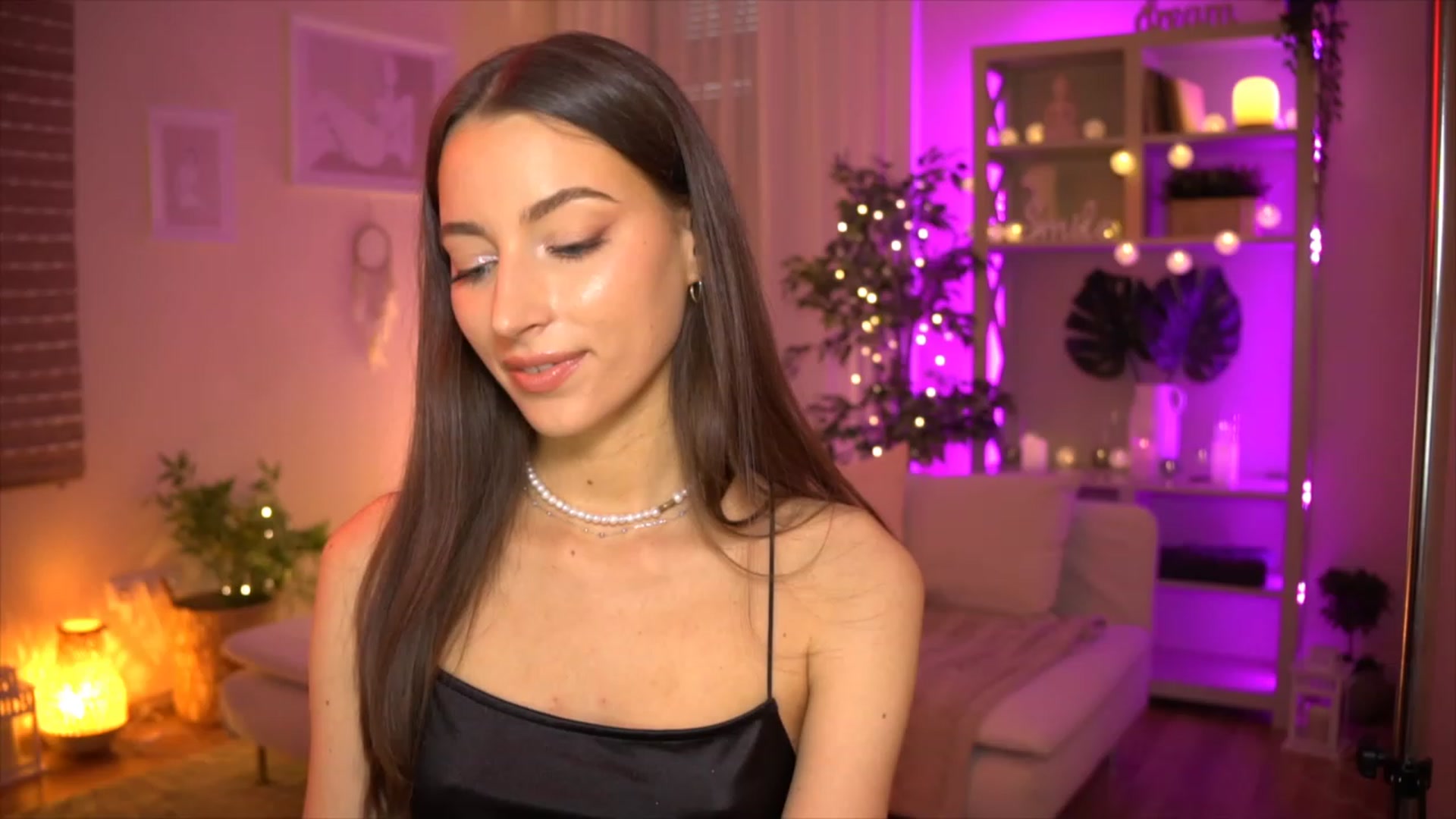 Gallery image thumbnail from Emily_grey69's myfreecams stream on, 06/04/2023, 16:32 image 12 of 20