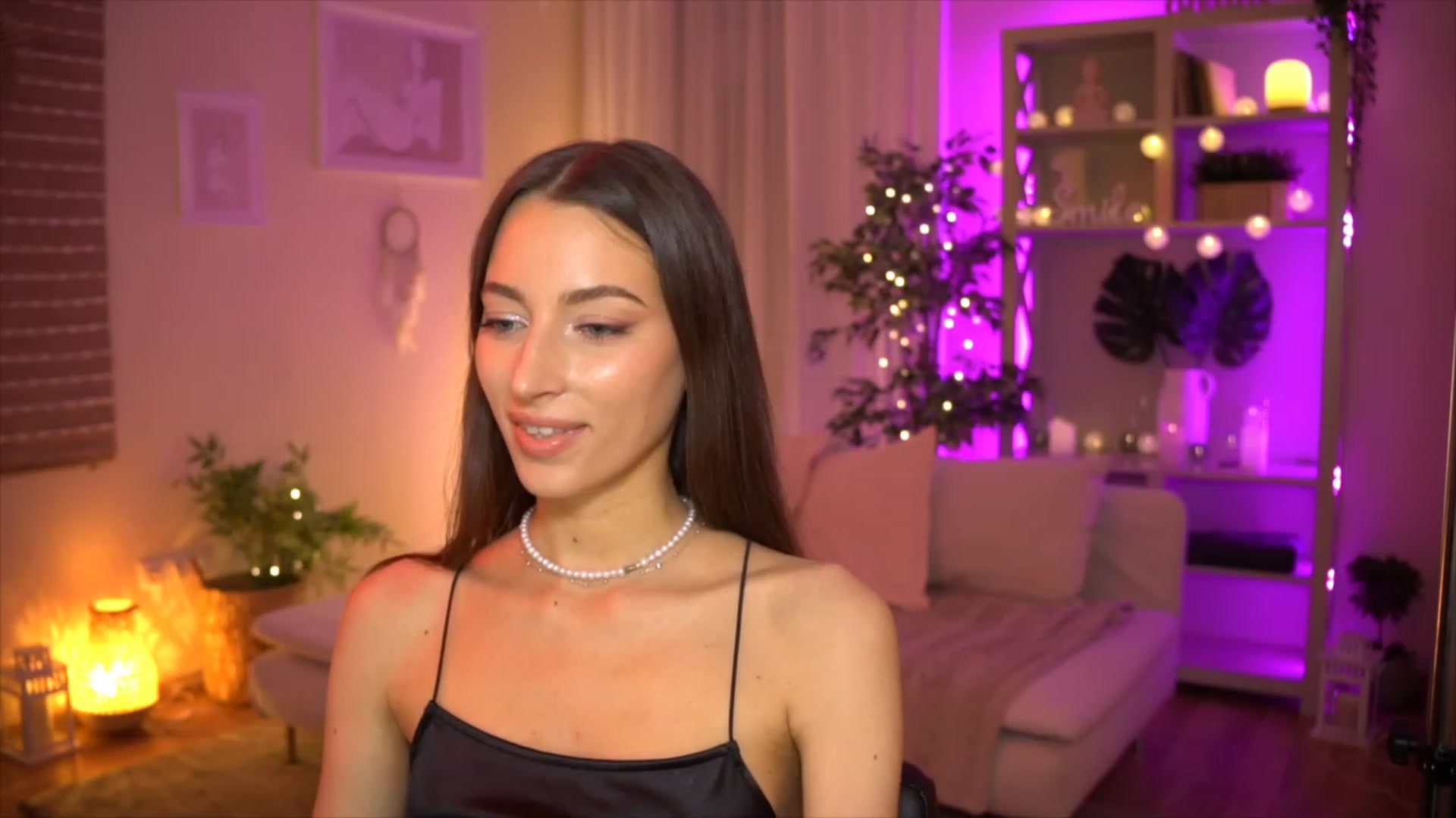 Gallery image thumbnail from Emily_grey69's myfreecams stream on, 06/04/2023, 17:48 image 14 of 20