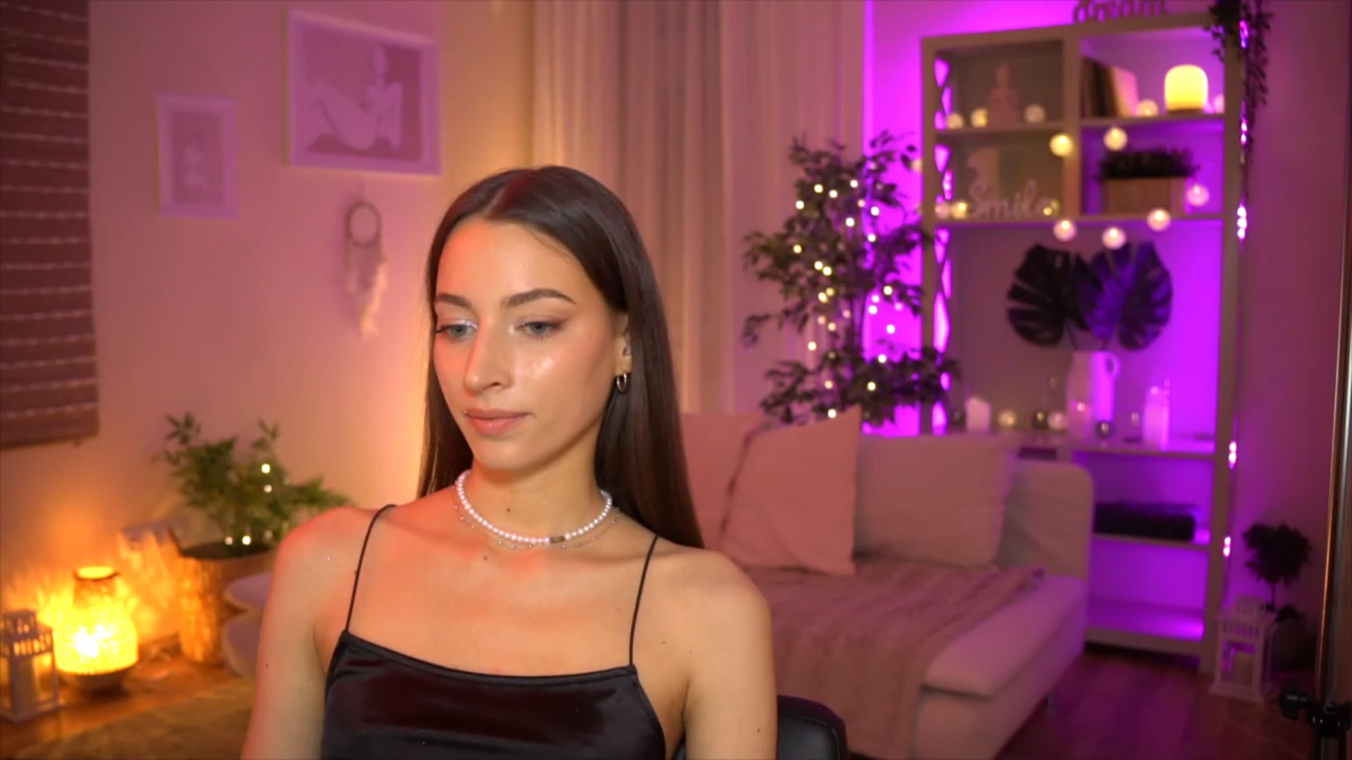 Gallery image thumbnail from Emily_grey69's myfreecams stream on, 06/04/2023, 17:48 image 20 of 20