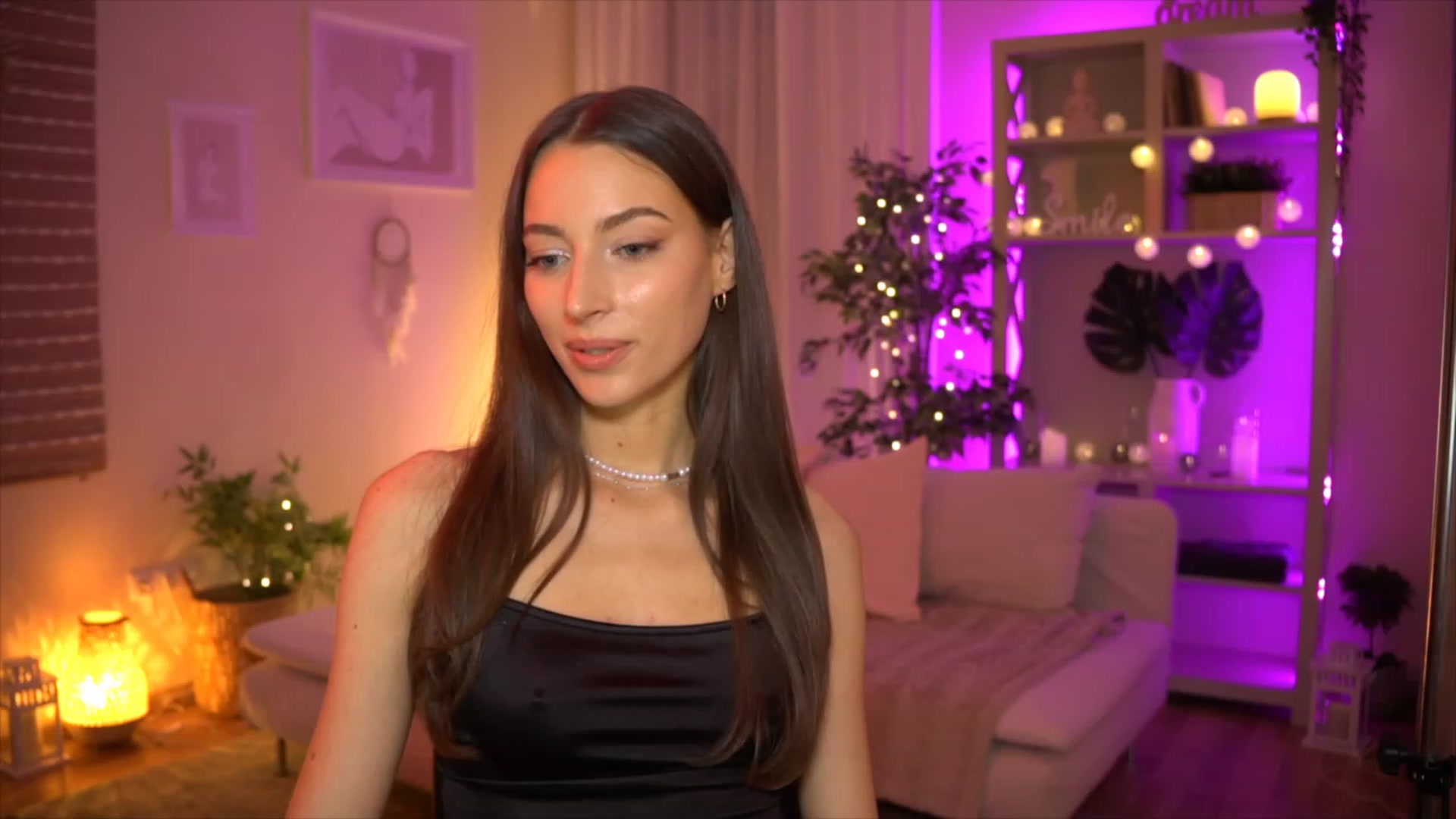 Gallery image thumbnail from Emily_grey69's myfreecams stream on, 06/04/2023, 17:48 image 18 of 20