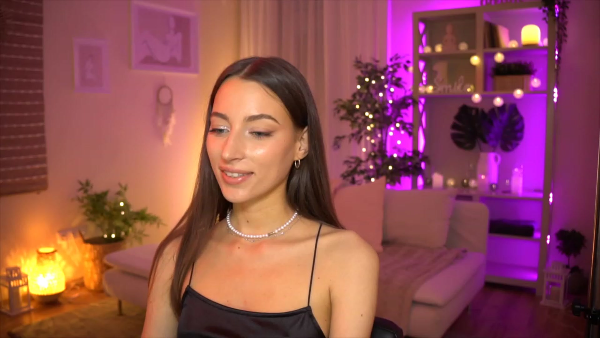 Gallery image thumbnail from Emily_grey69's myfreecams stream on, 06/04/2023, 17:48 image 13 of 20