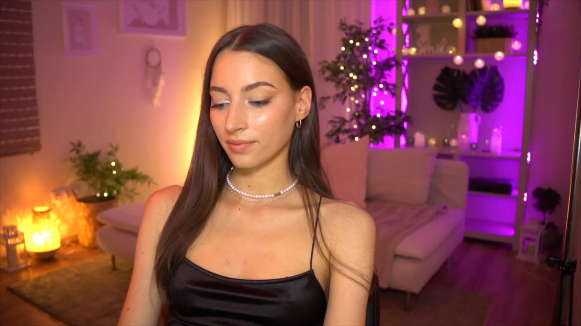 Gallery image thumbnail from Emily_grey69's myfreecams stream on, 06/04/2023, 17:48 image 4 of 20