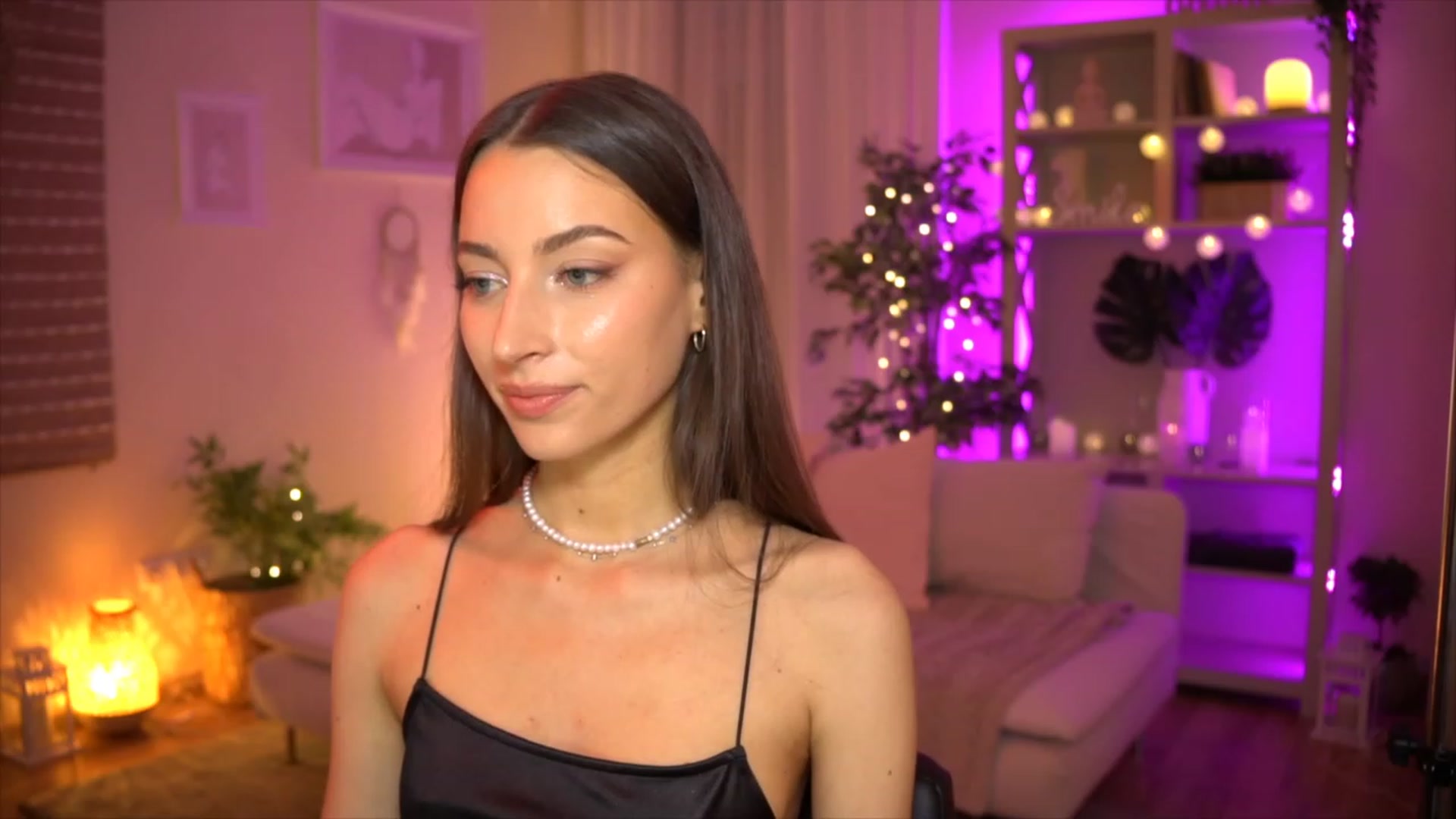 Gallery image thumbnail from Emily_grey69's myfreecams stream on, 06/04/2023, 17:48 image 12 of 20