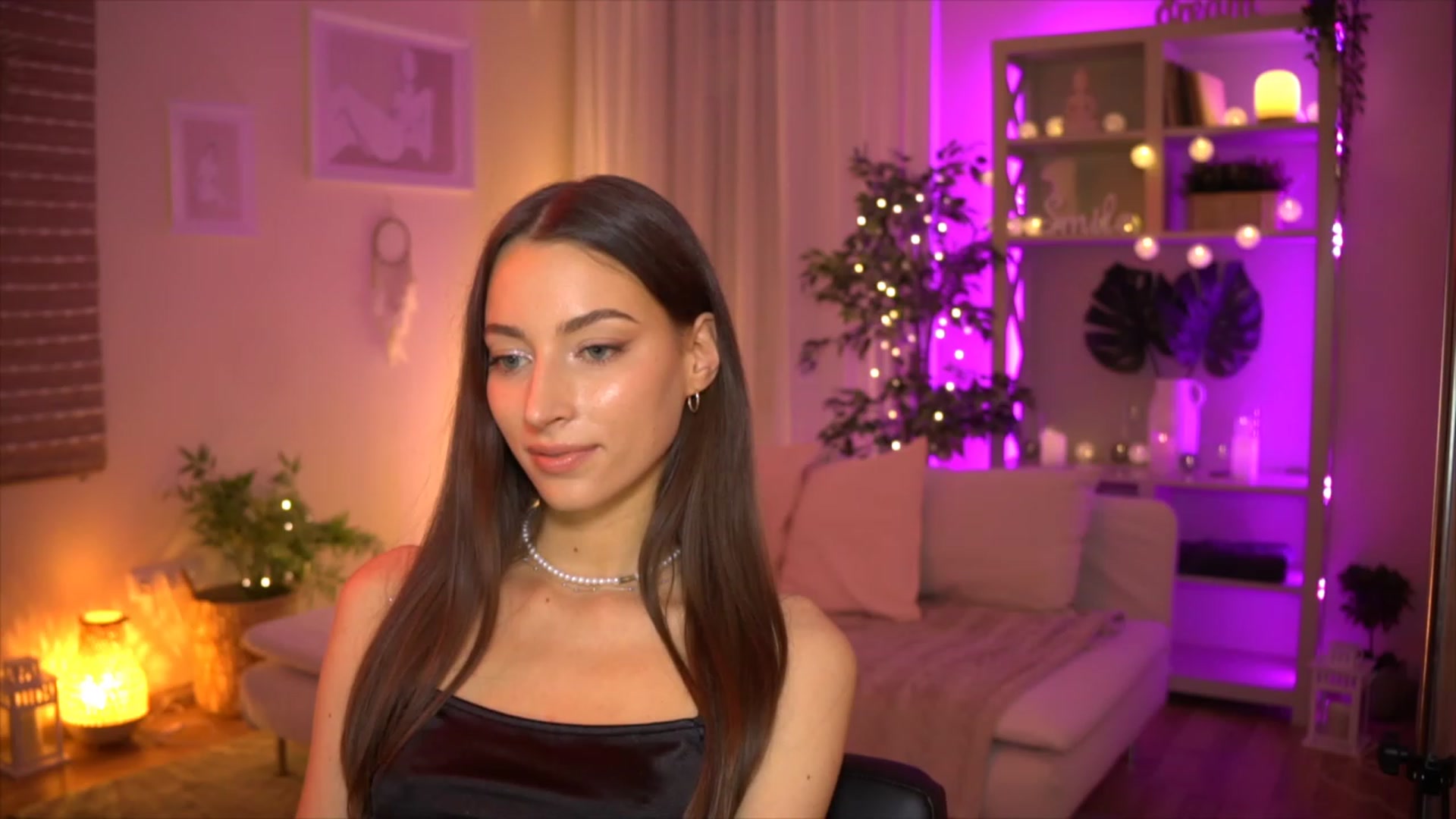 Gallery image thumbnail from Emily_grey69's myfreecams stream on, 06/04/2023, 17:48 image 19 of 20