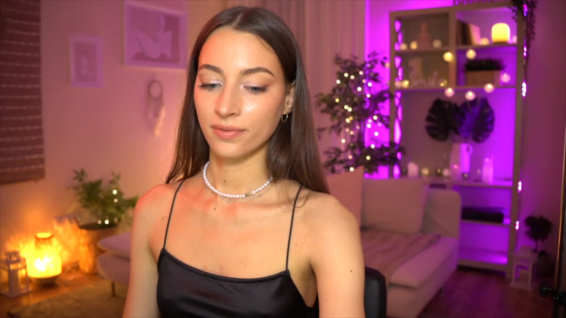 Gallery image thumbnail from Emily_grey69's myfreecams stream on, 06/04/2023, 17:48 image 11 of 20