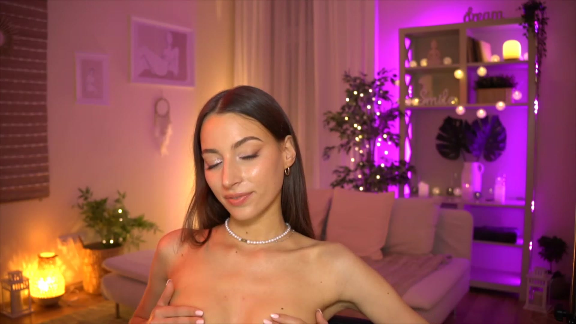 Gallery image thumbnail from Emily_grey69's myfreecams stream on, 06/04/2023, 19:31 image 16 of 20