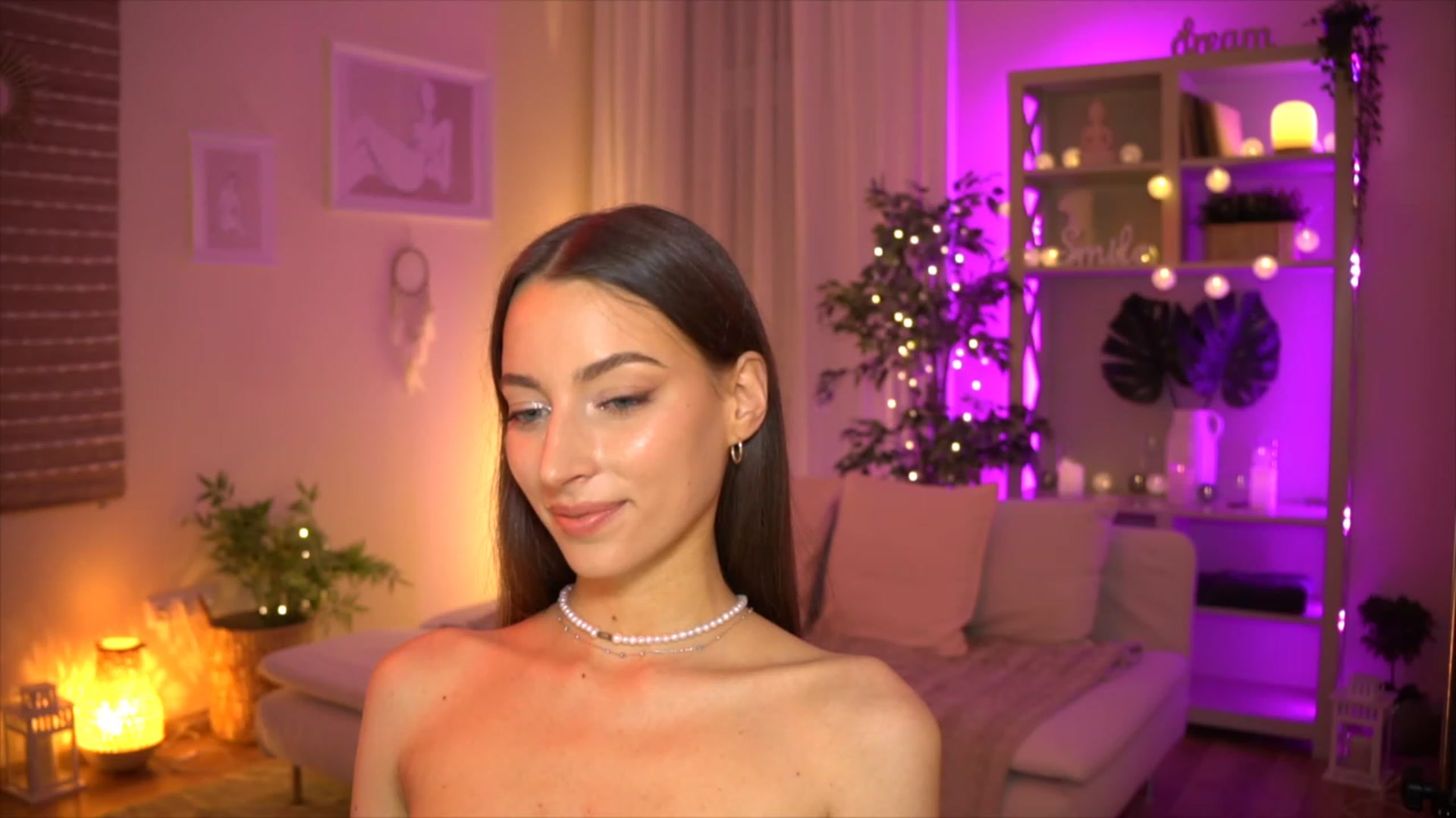 Gallery image thumbnail from Emily_grey69's myfreecams stream on, 06/04/2023, 19:31 image 19 of 20