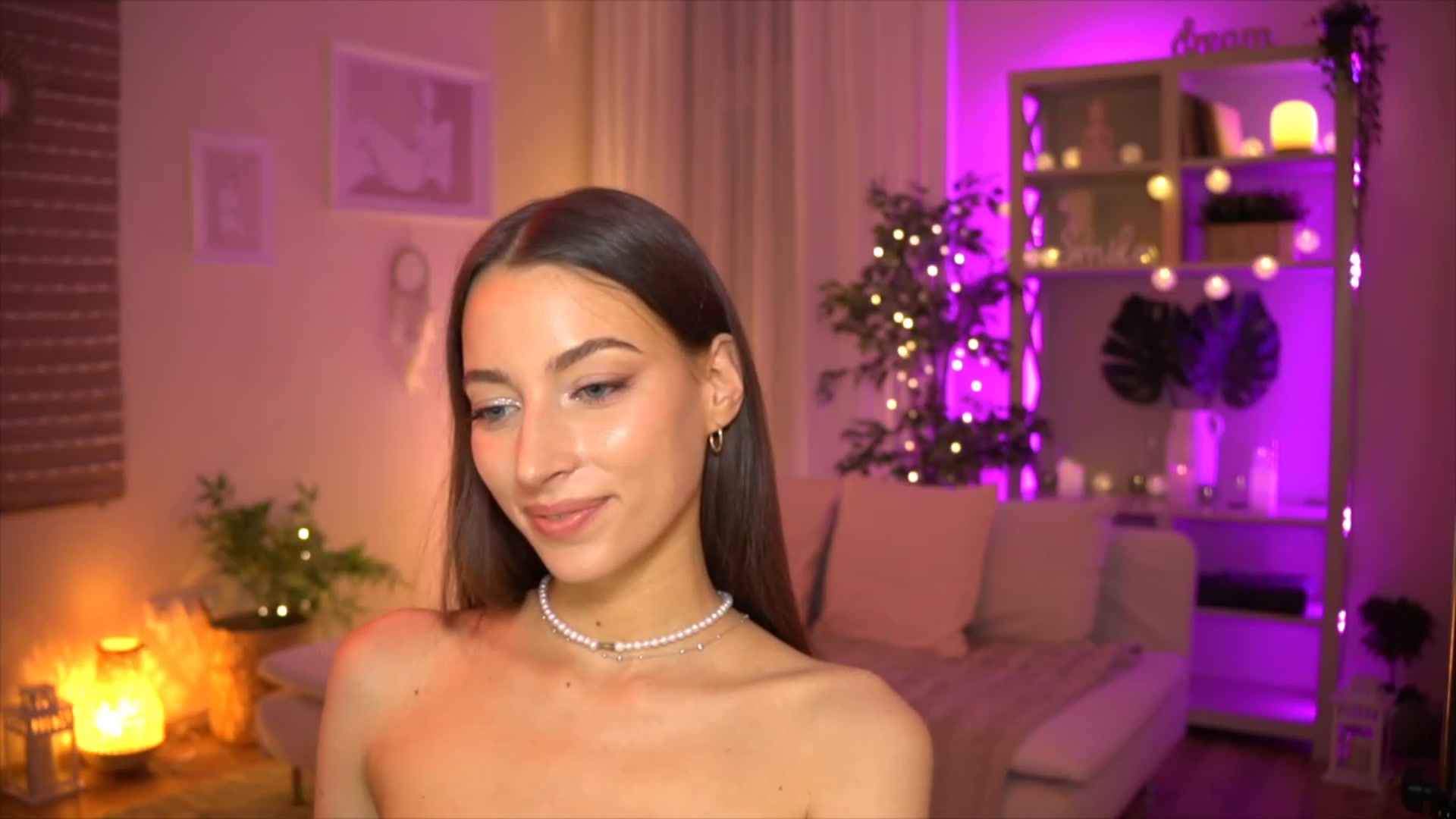 Gallery image thumbnail from Emily_grey69's myfreecams stream on, 06/04/2023, 19:31 image 15 of 20