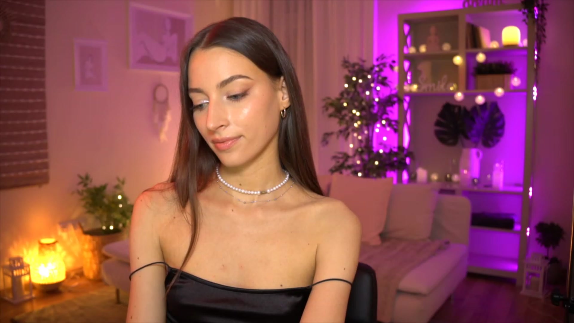 Gallery image thumbnail from Emily_grey69's myfreecams stream on, 06/04/2023, 19:31 image 2 of 20