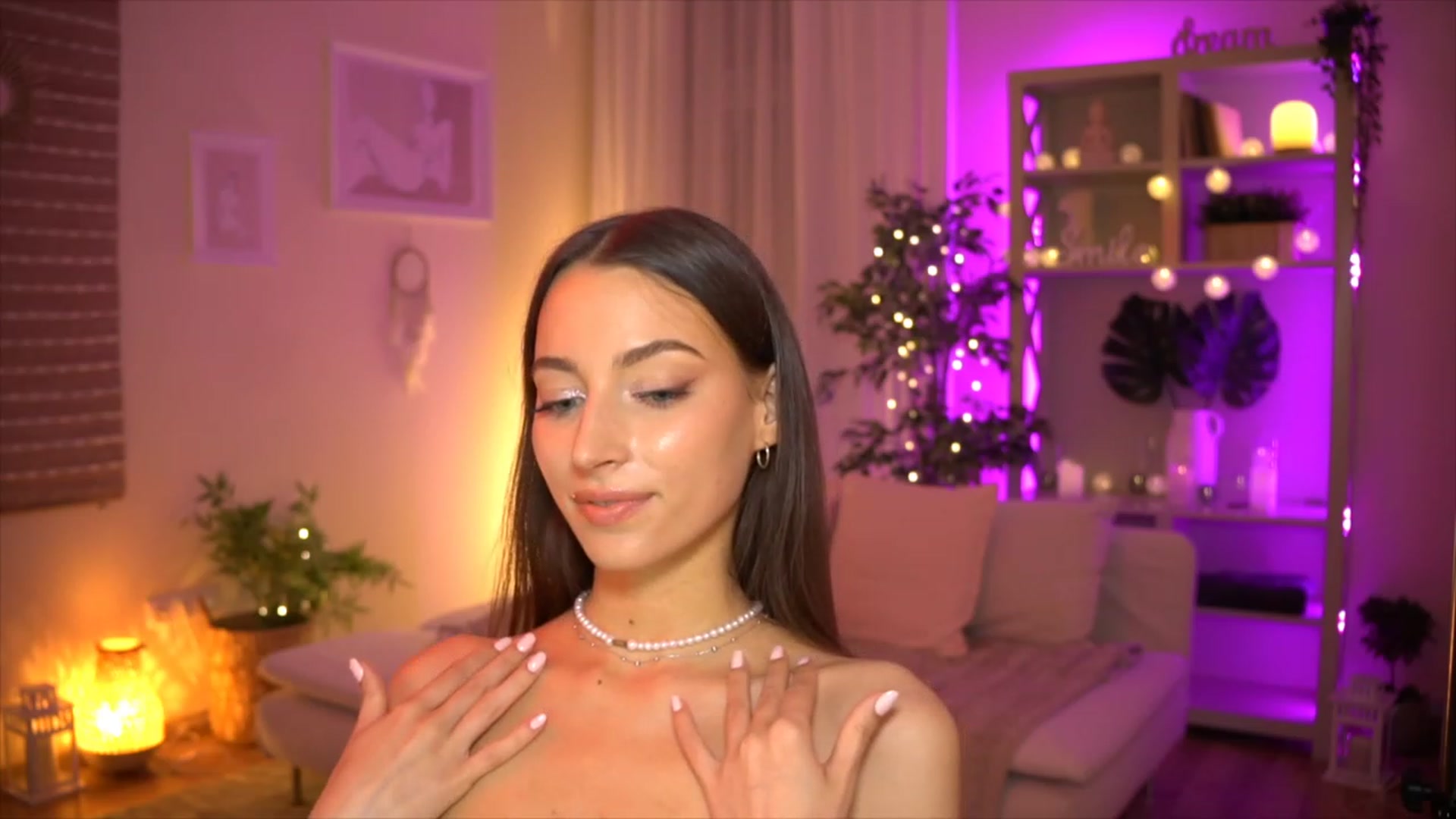 Gallery image thumbnail from Emily_grey69's myfreecams stream on, 06/04/2023, 19:31 image 18 of 20