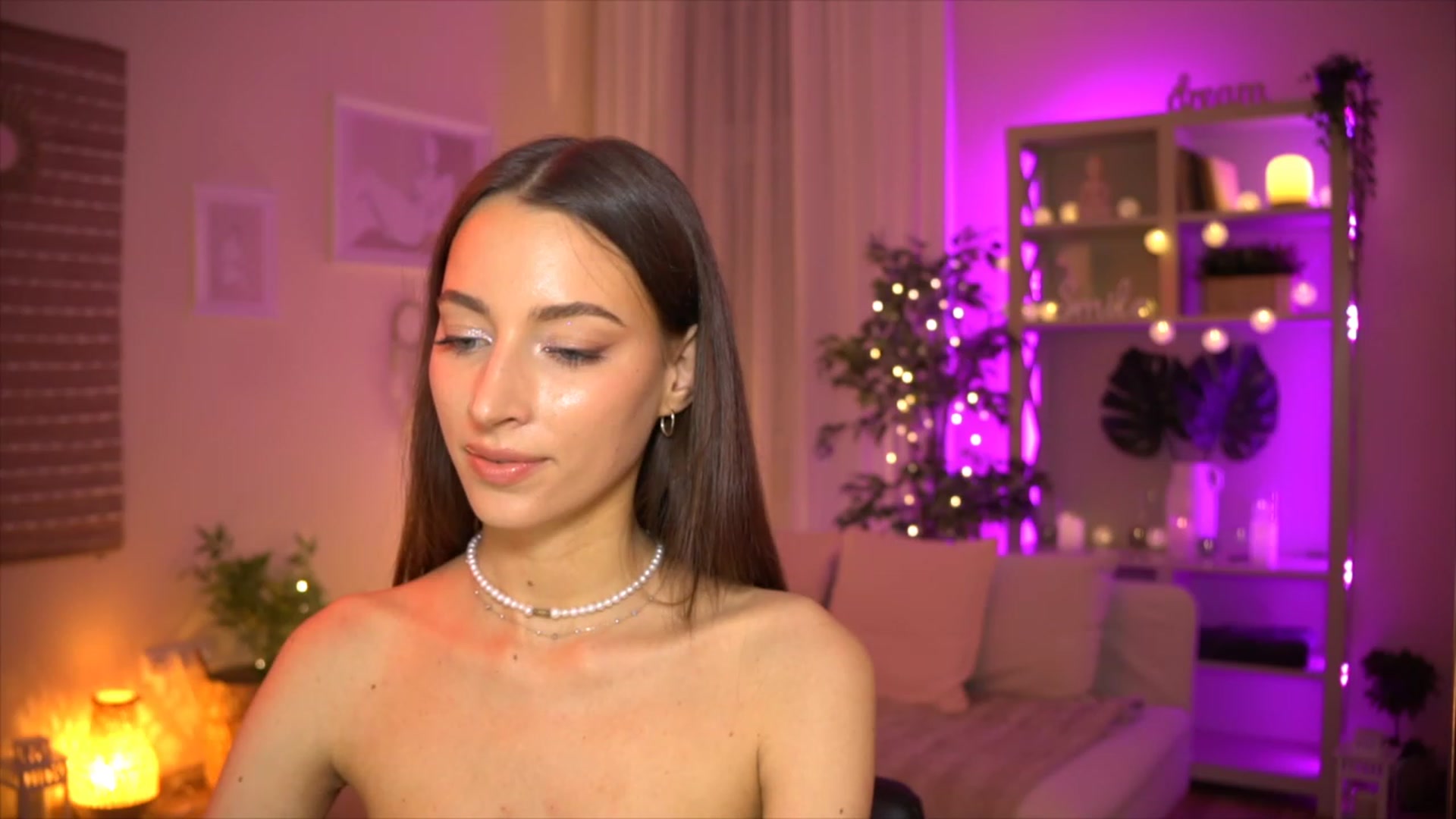 Gallery image thumbnail from Emily_grey69's myfreecams stream on, 06/04/2023, 19:31 image 13 of 20