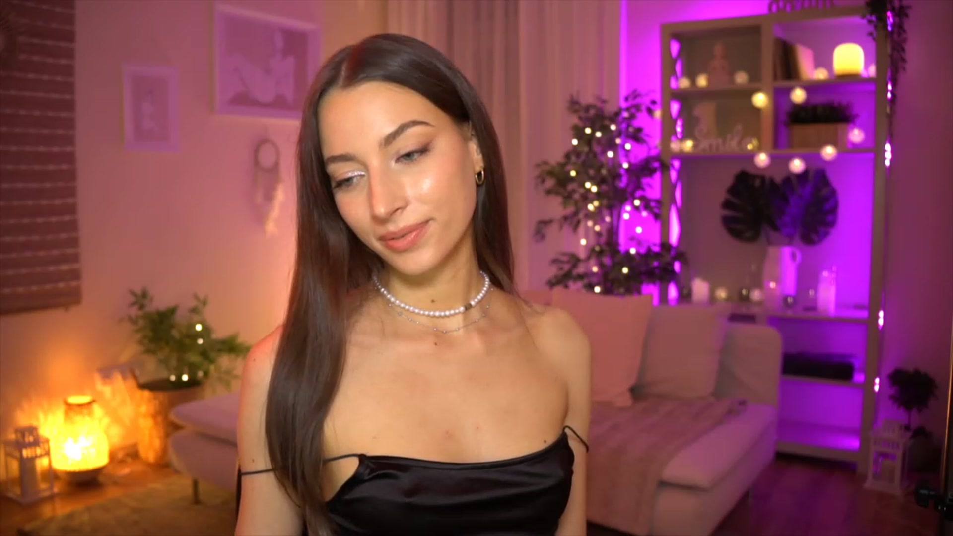 Gallery image thumbnail from Emily_grey69's myfreecams stream on, 06/04/2023, 19:31 image 3 of 20
