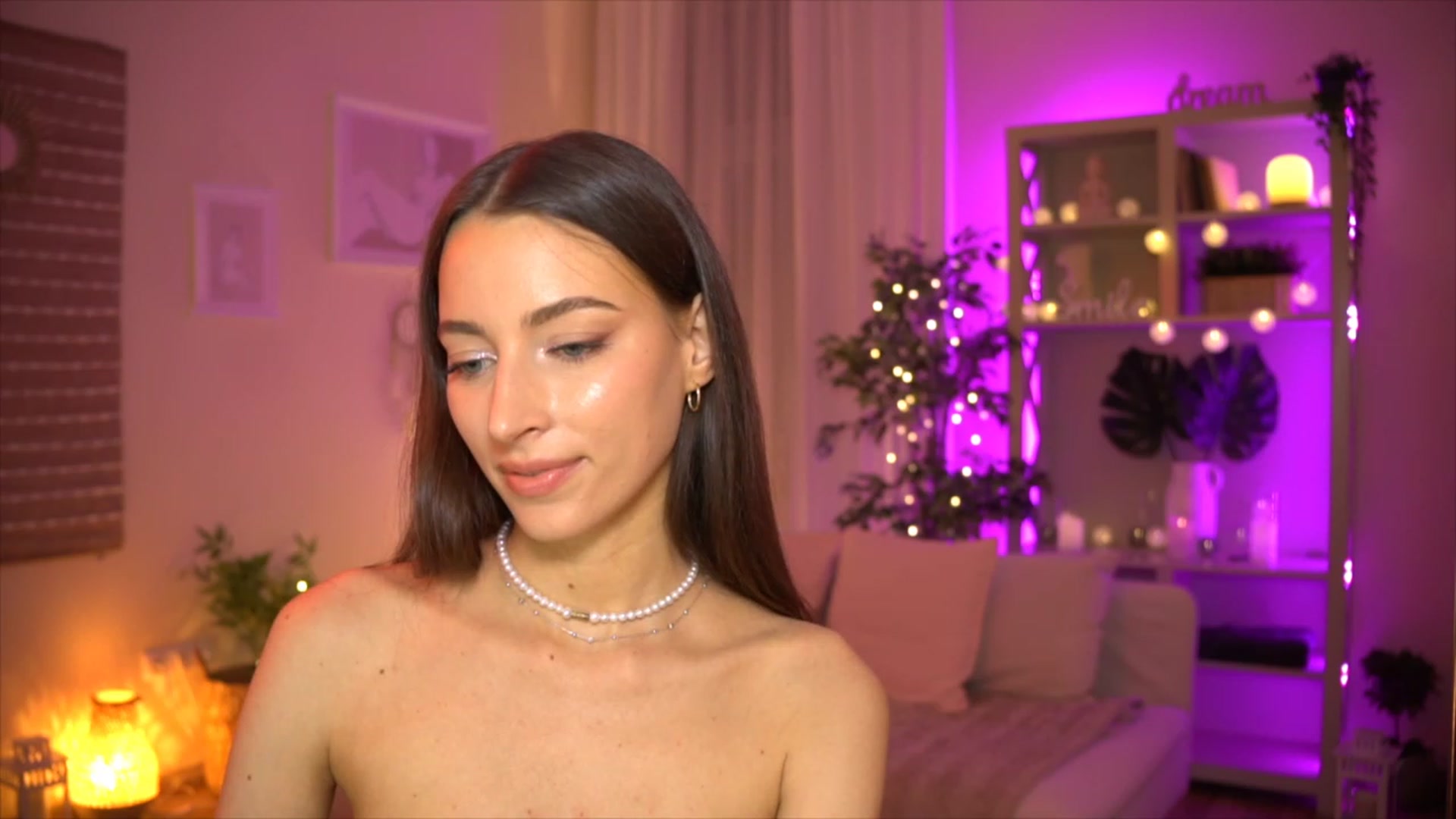 Gallery image thumbnail from Emily_grey69's myfreecams stream on, 06/04/2023, 19:31 image 14 of 20
