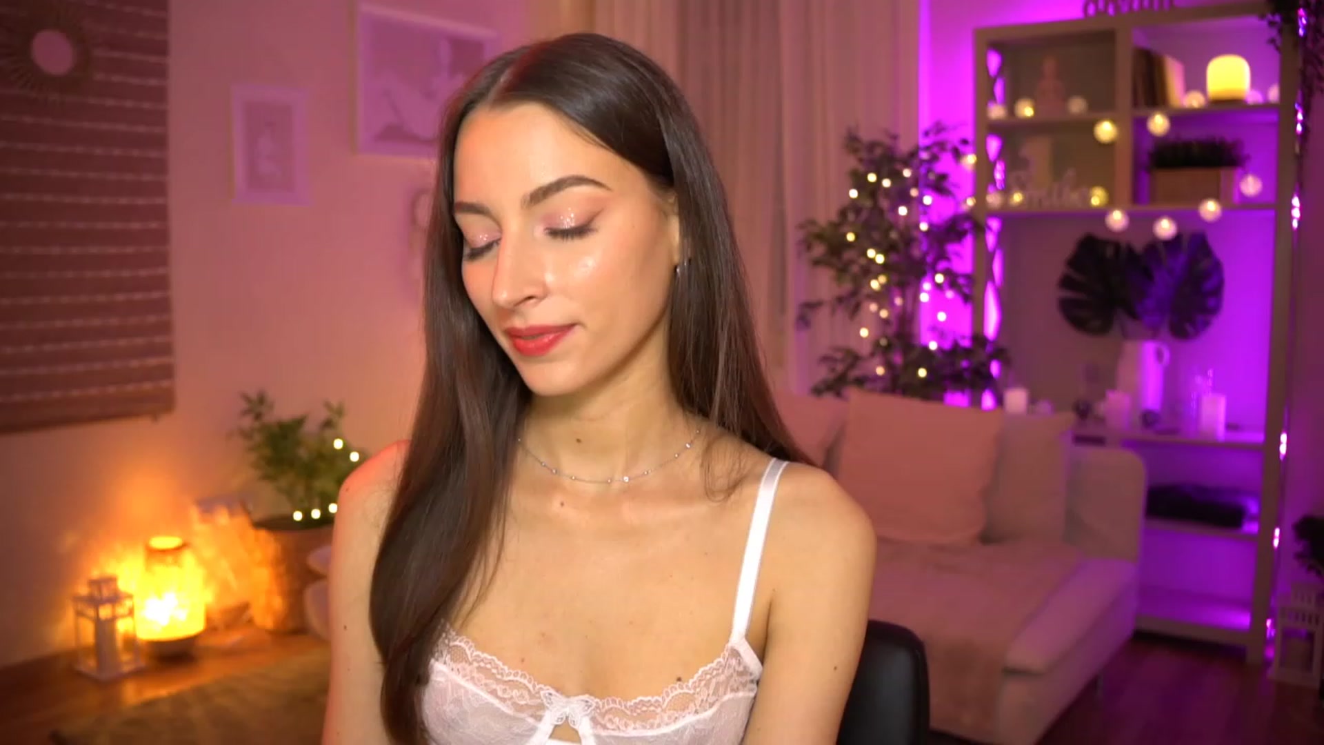 Gallery image thumbnail from Emily_grey69's myfreecams stream on, 06/07/2023, 18:37 image 17 of 20
