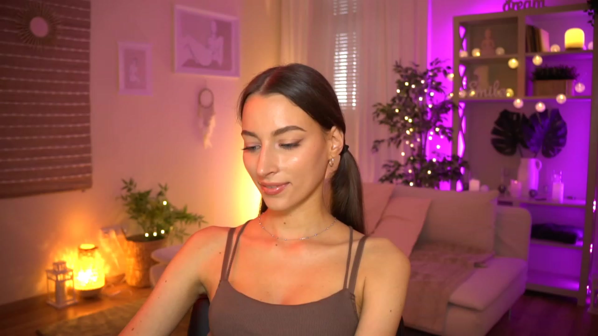 Gallery image thumbnail from Emily_grey69's myfreecams stream on, 06/08/2023, 16:39 image 10 of 20