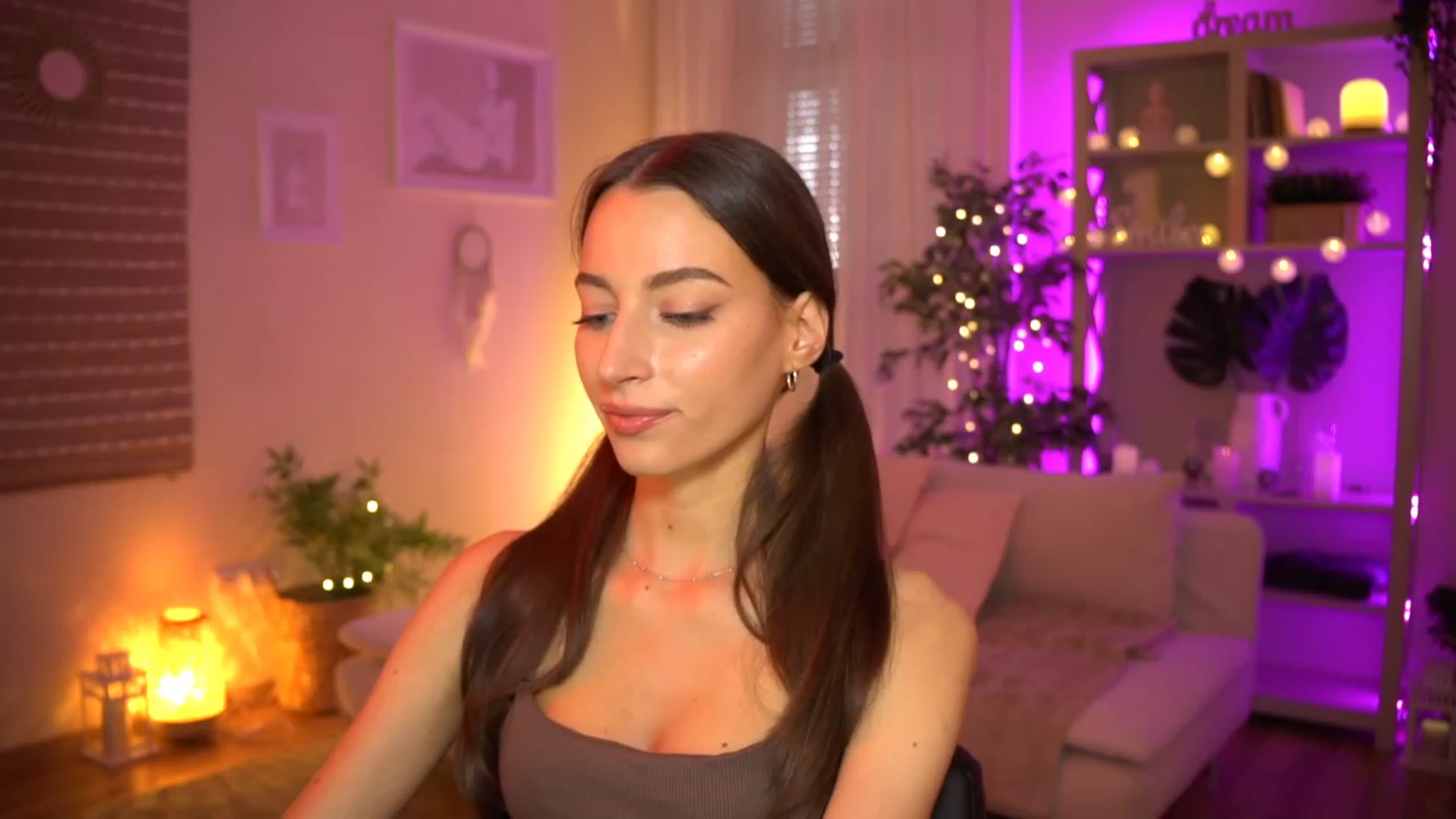 Gallery image thumbnail from Emily_grey69's myfreecams stream on, 06/08/2023, 16:39 image 5 of 20