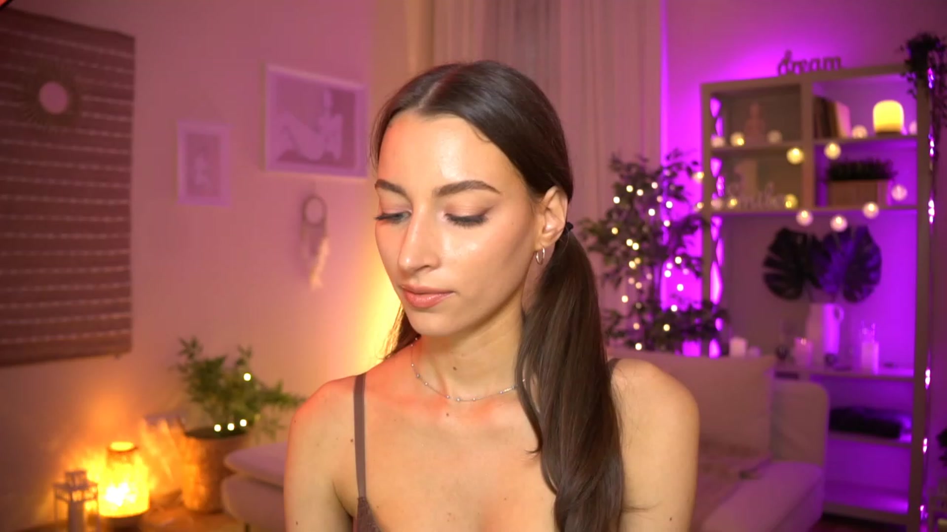 Gallery image thumbnail from Emily_grey69's myfreecams stream on, 06/08/2023, 17:40 image 7 of 20