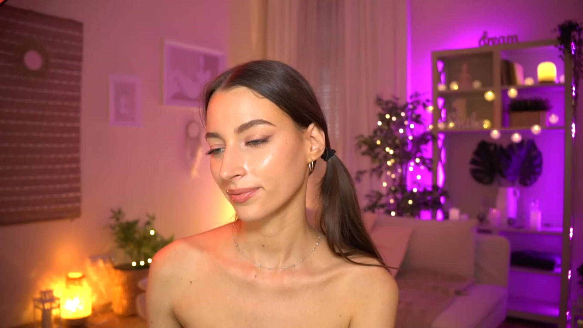 Gallery image thumbnail from Emily_grey69's myfreecams stream on, 06/08/2023, 17:40 image 18 of 20