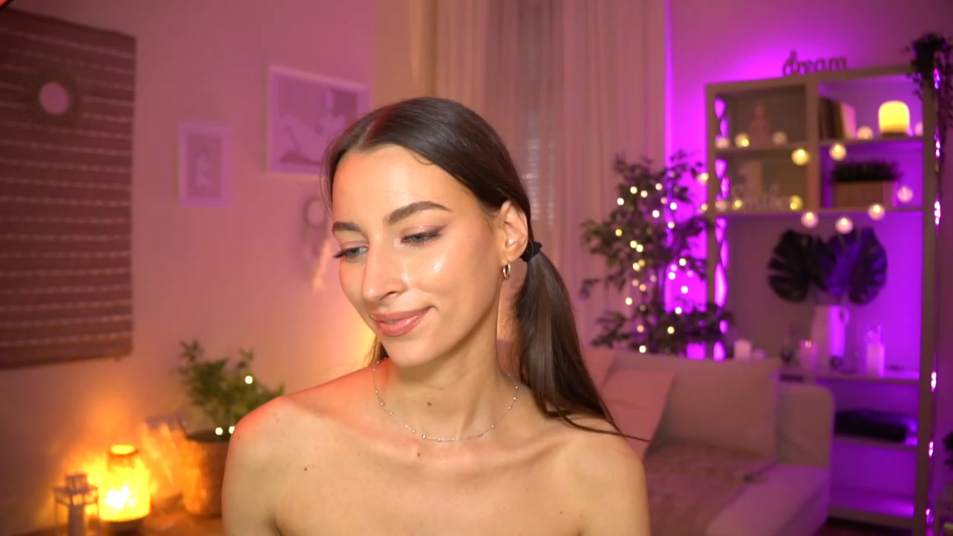 Gallery image thumbnail from Emily_grey69's myfreecams stream on, 06/08/2023, 17:40 image 19 of 20