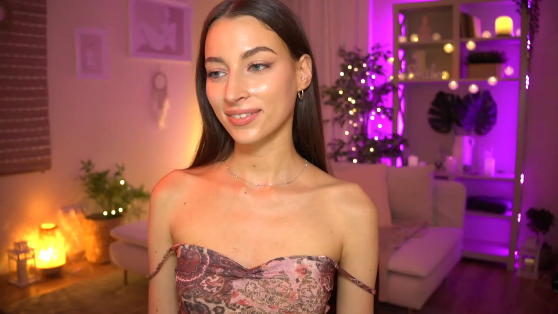 Gallery image thumbnail from Emily_grey69's myfreecams stream on, 06/08/2023, 20:12 image 15 of 20
