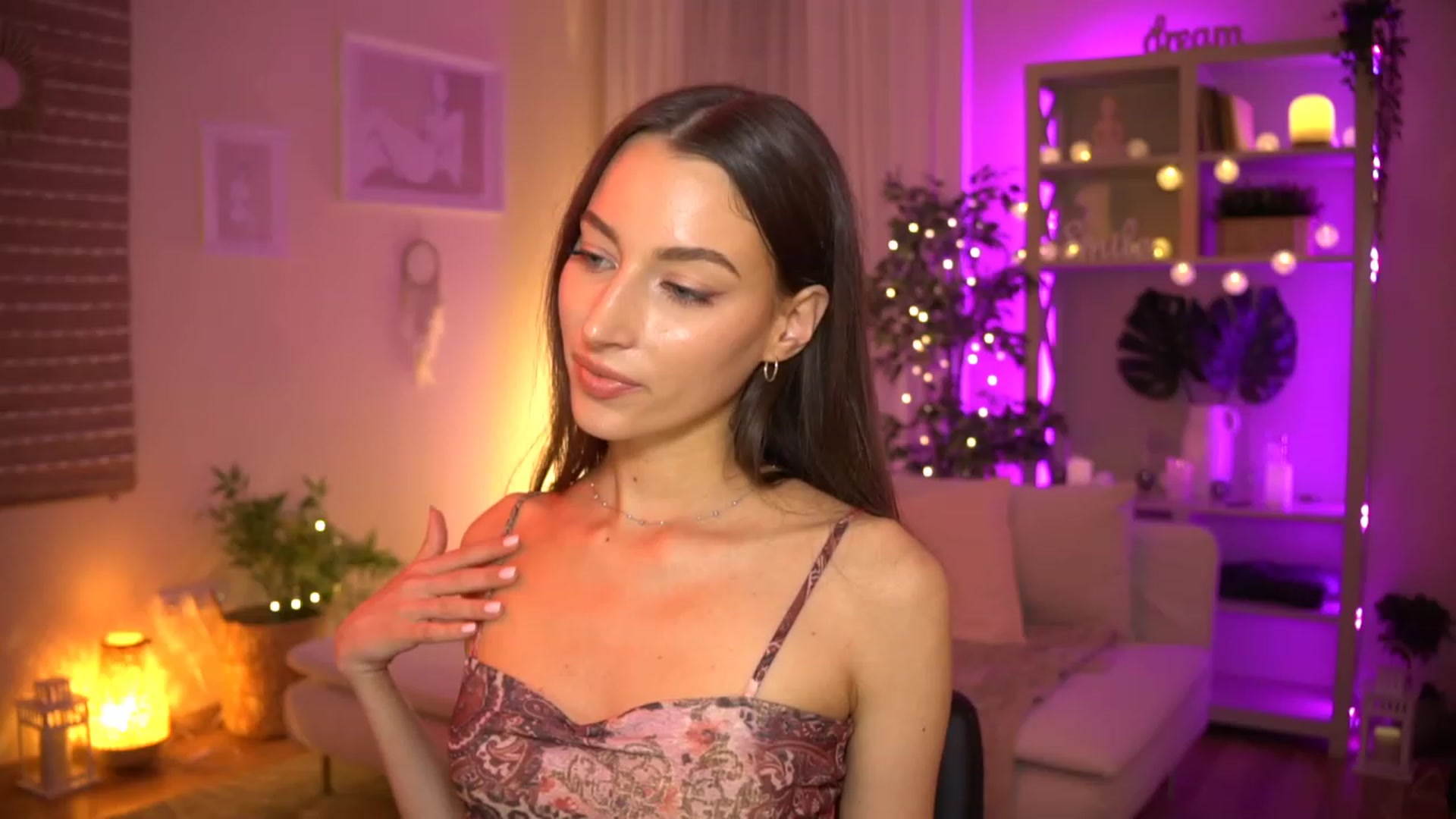 Gallery image thumbnail from Emily_grey69's myfreecams stream on, 06/08/2023, 20:12 image 10 of 20