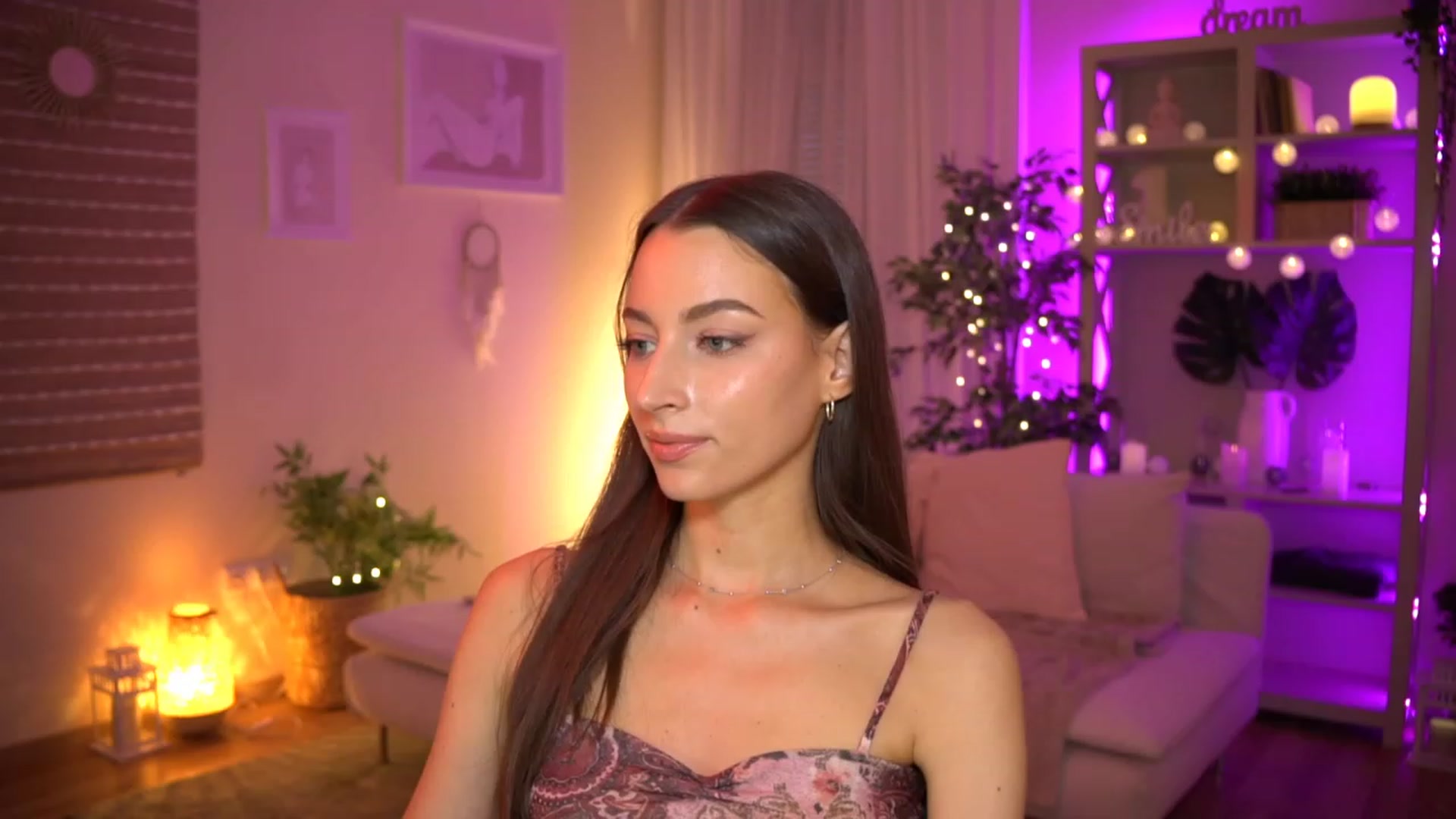 Gallery image thumbnail from Emily_grey69's myfreecams stream on, 06/08/2023, 20:12 image 1 of 20