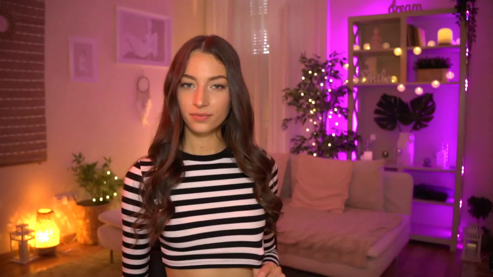 Gallery image thumbnail from Emily_grey69's myfreecams stream on, 06/10/2023, 12:38 image 2 of 20