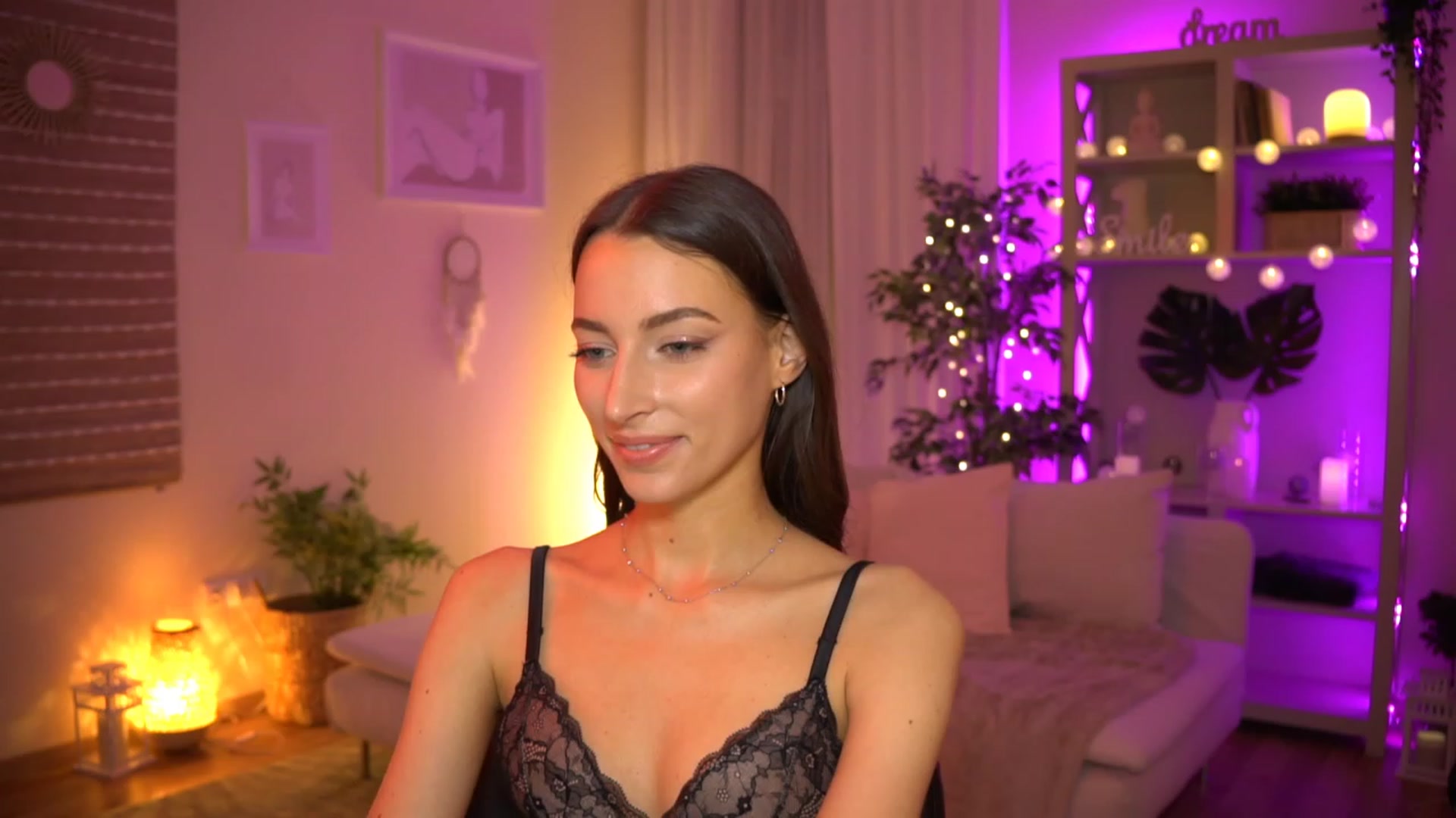Gallery image thumbnail from Emily_grey69's myfreecams stream on, 06/11/2023, 20:28 image 13 of 20