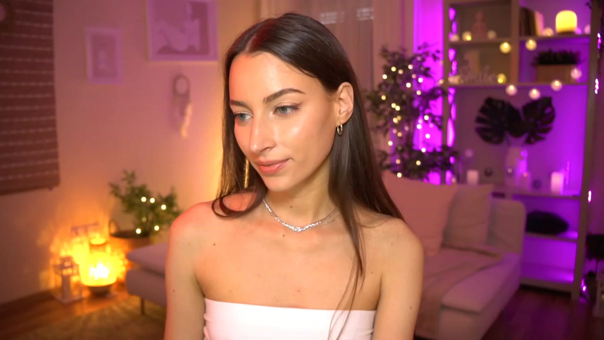 Gallery image thumbnail from Emily_grey69's myfreecams stream on, 06/14/2023, 17:10 image 13 of 20