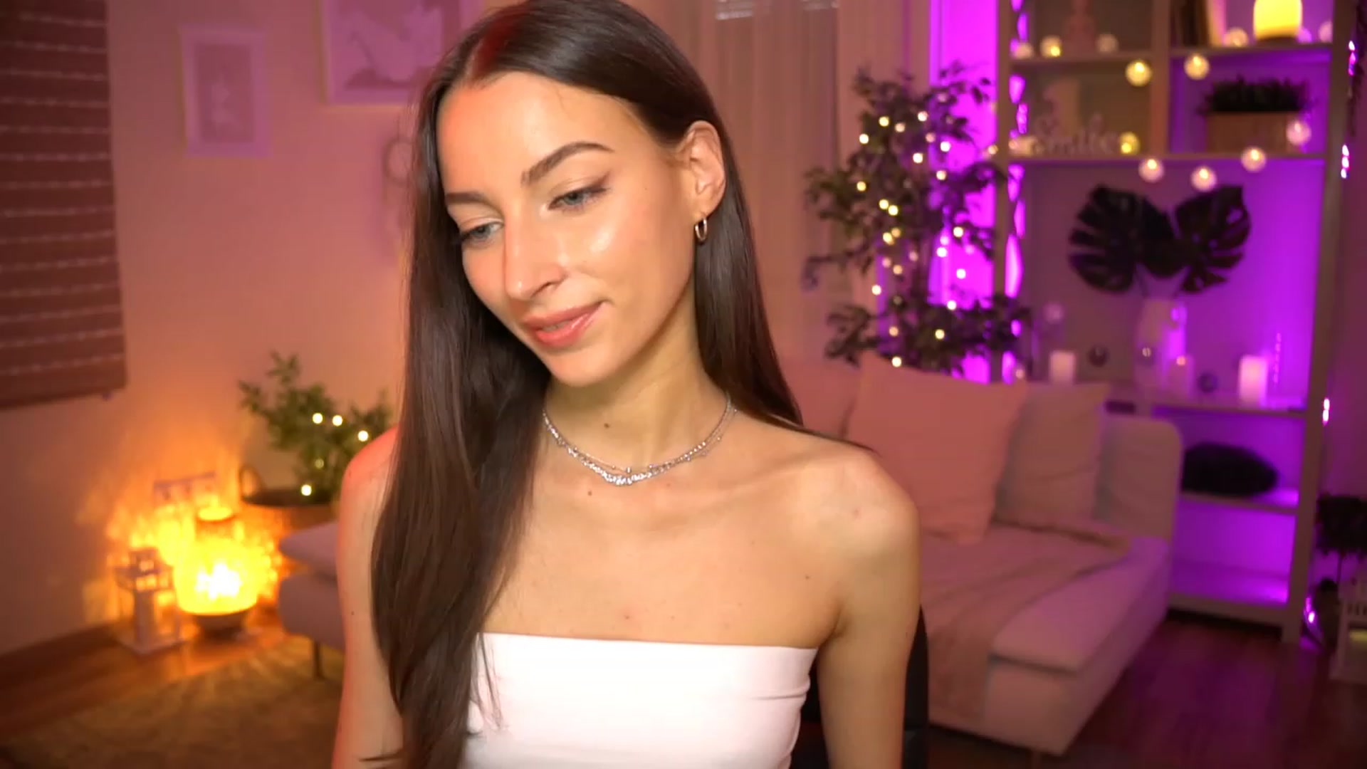 Gallery image thumbnail from Emily_grey69's myfreecams stream on, 06/14/2023, 17:10 image 3 of 20