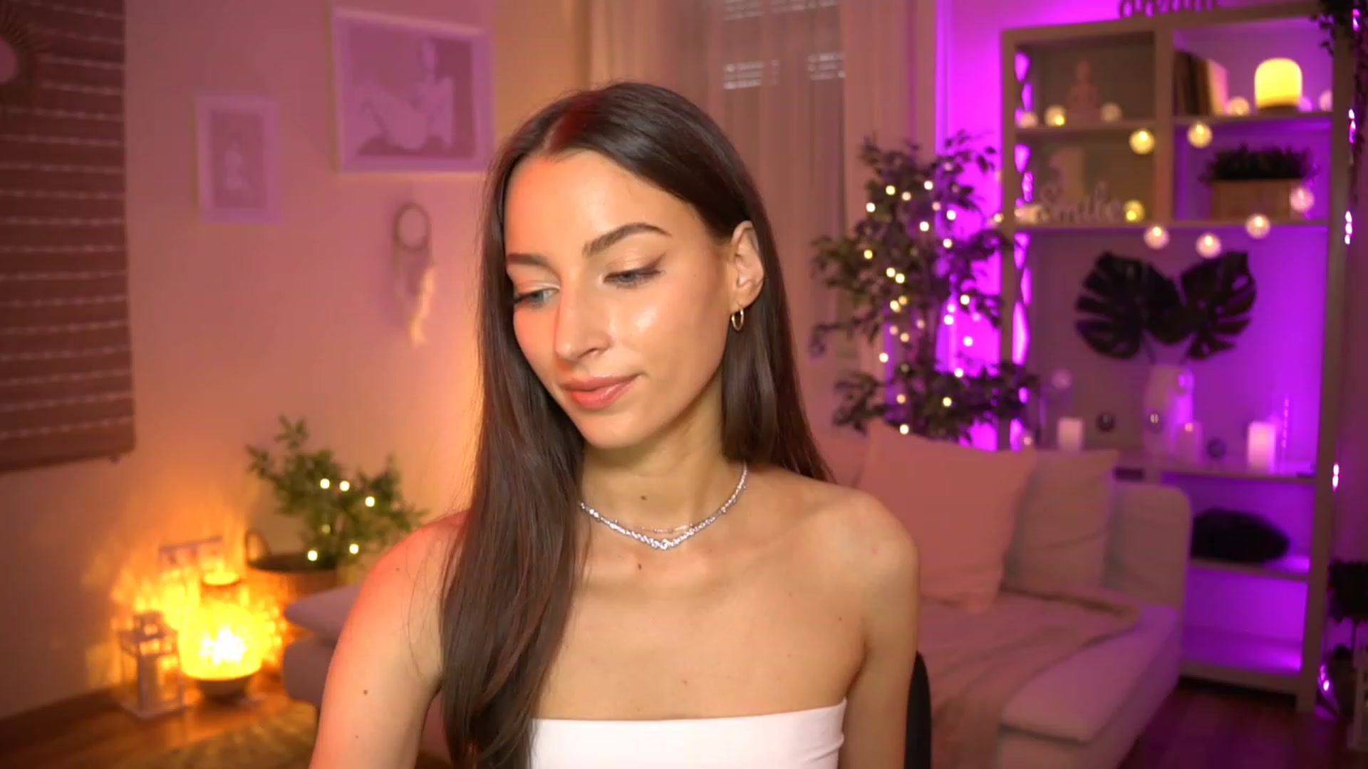 Gallery image thumbnail from Emily_grey69's myfreecams stream on, 06/14/2023, 17:10 image 8 of 20