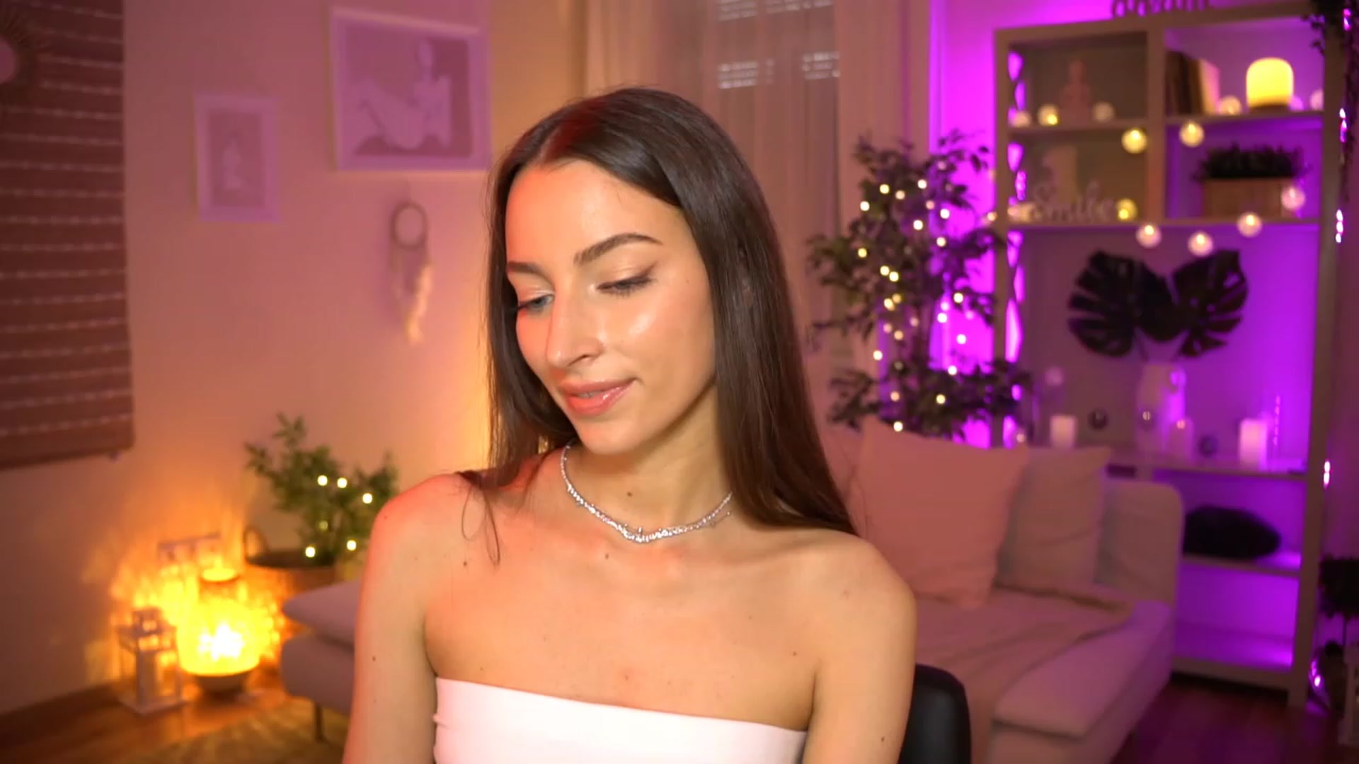 Gallery image thumbnail from Emily_grey69's myfreecams stream on, 06/14/2023, 17:10 image 6 of 20