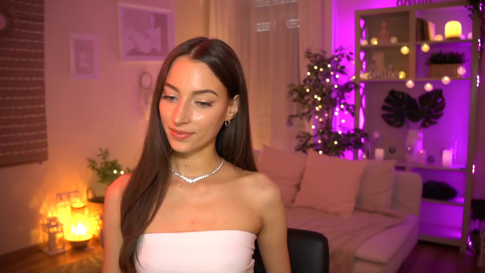 Gallery image thumbnail from Emily_grey69's myfreecams stream on, 06/14/2023, 17:10 image 9 of 20
