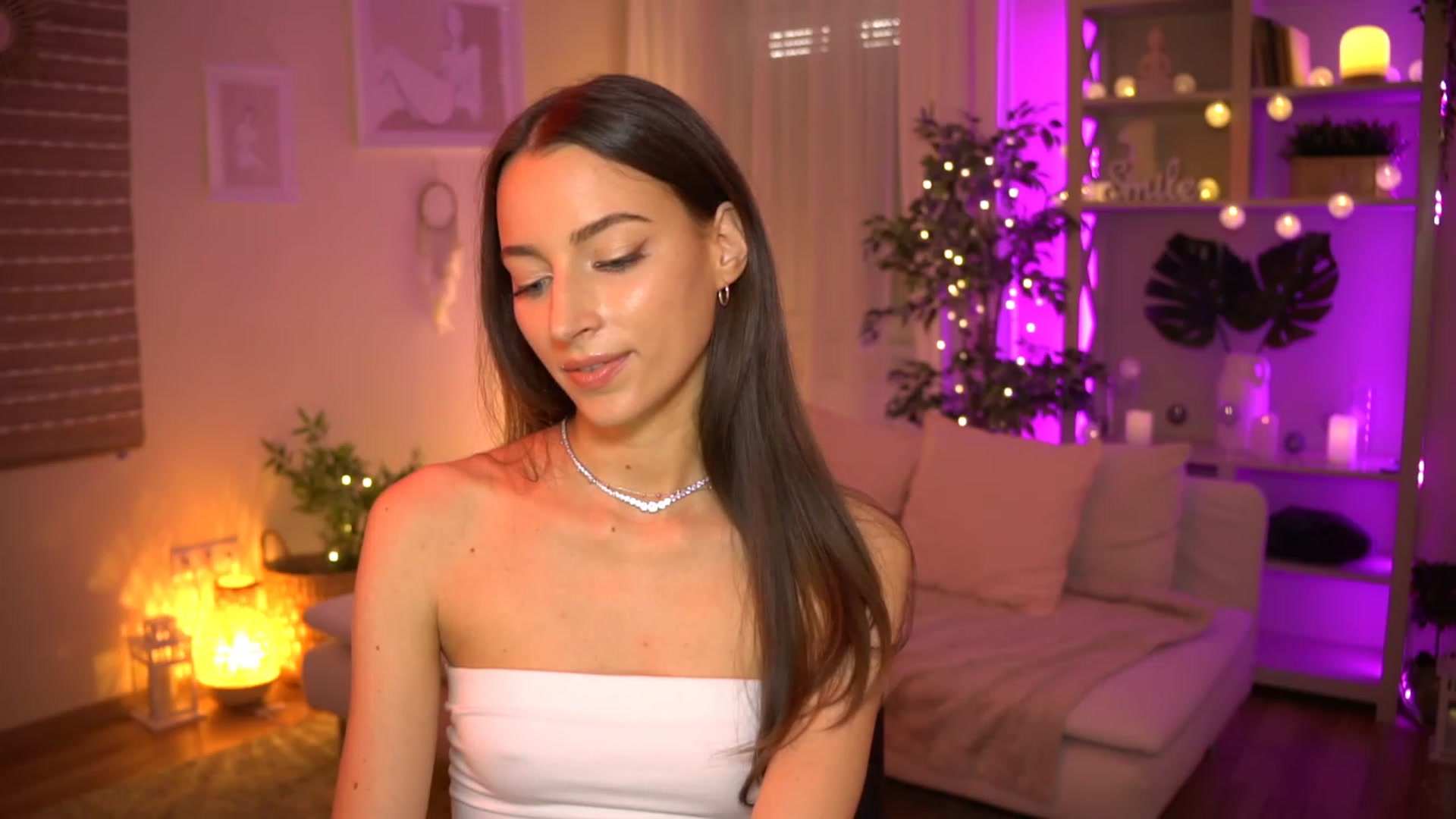 Gallery image thumbnail from Emily_grey69's myfreecams stream on, 06/14/2023, 17:10 image 17 of 20