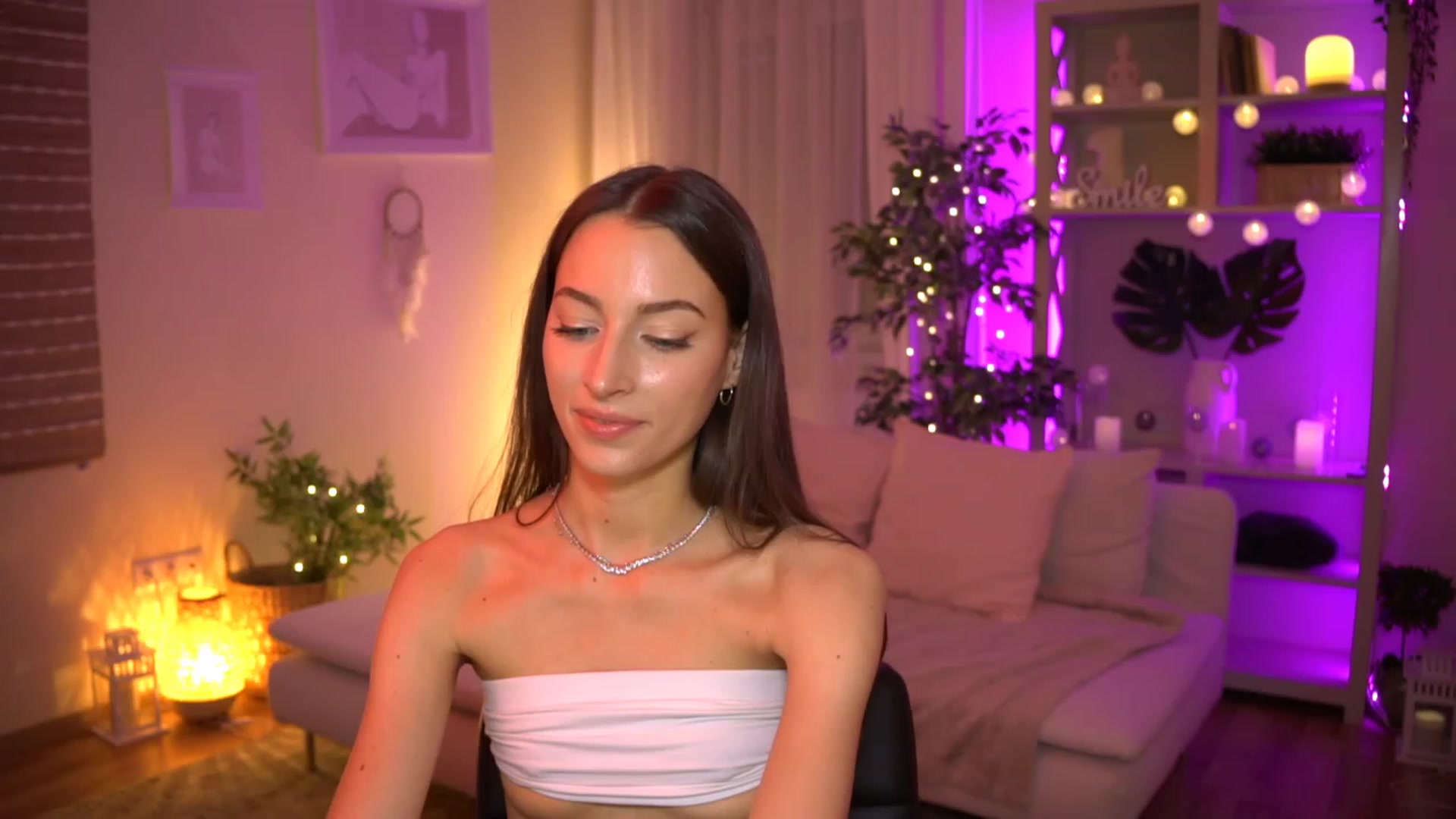 Gallery image thumbnail from Emily_grey69's myfreecams stream on, 06/14/2023, 19:11 image 16 of 20