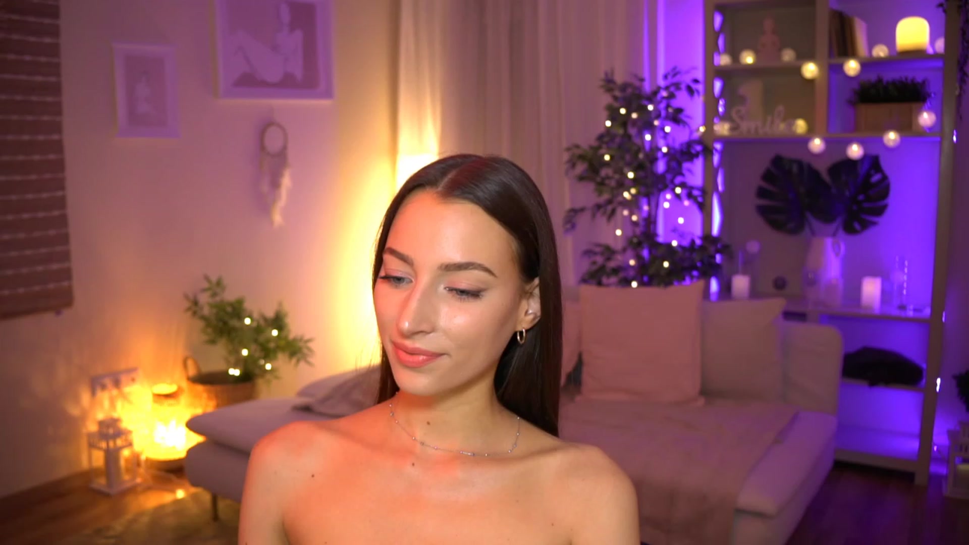 Gallery image thumbnail from Emily_grey69's myfreecams stream on, 06/18/2023, 19:29 image 14 of 20