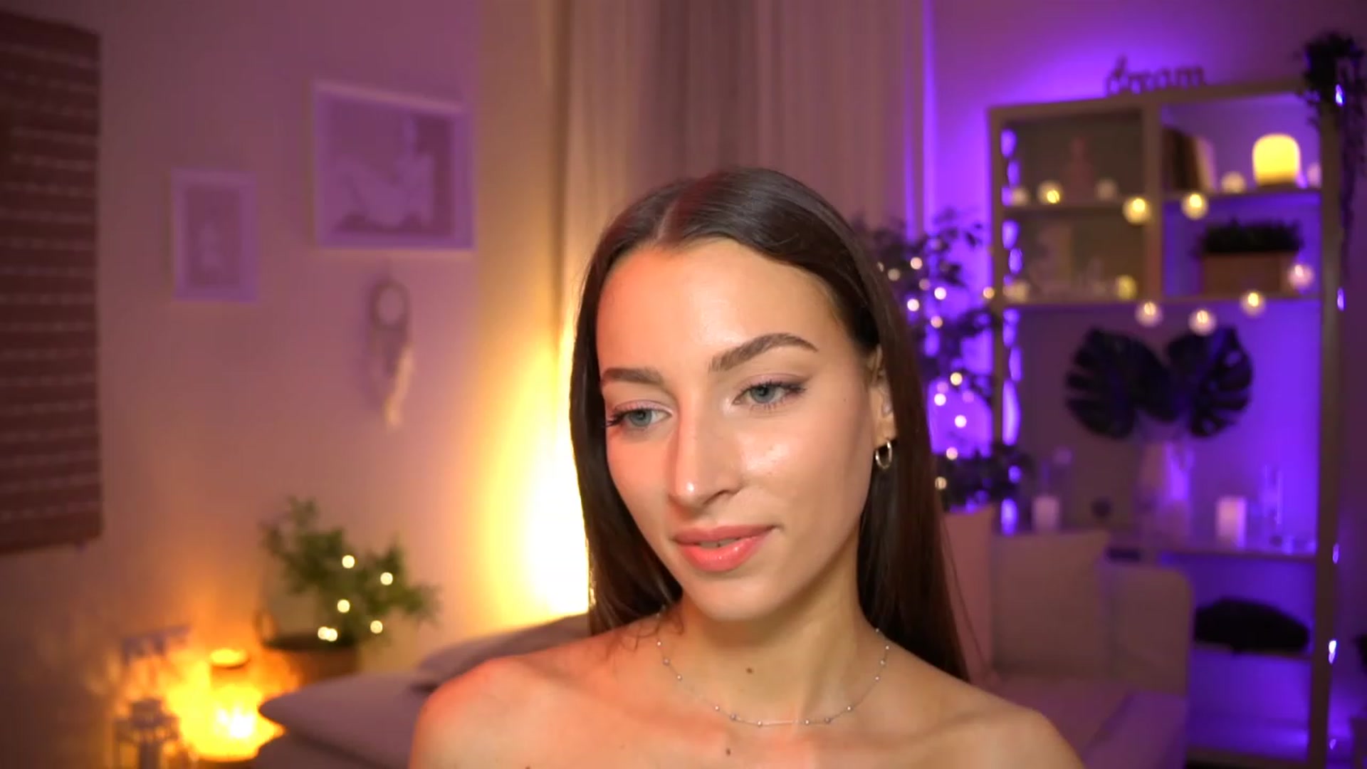 Gallery image thumbnail from Emily_grey69's myfreecams stream on, 06/18/2023, 19:29 image 3 of 20
