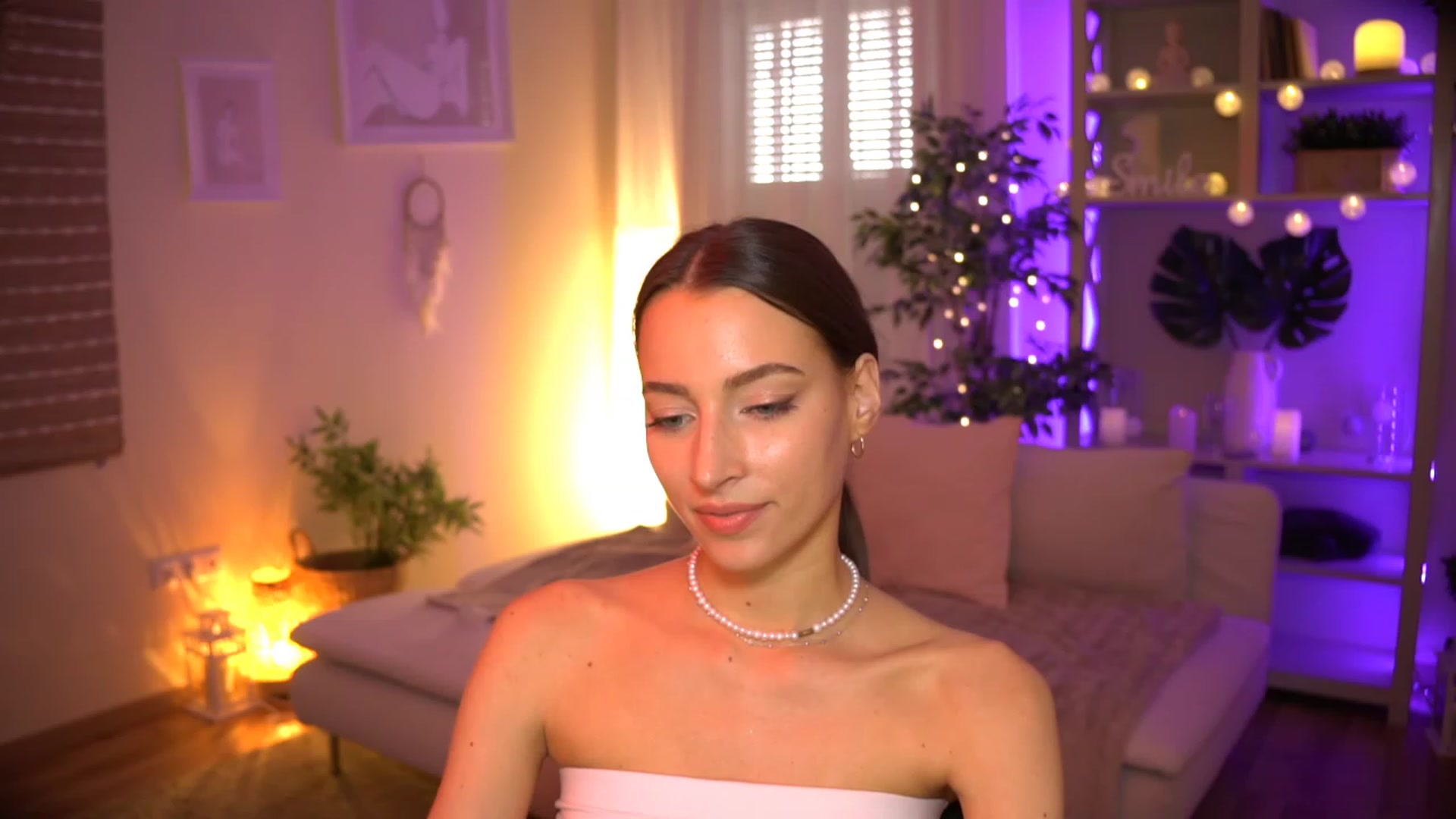 Gallery image thumbnail from Emily_grey69's myfreecams stream on, 06/20/2023, 17:15 image 6 of 20