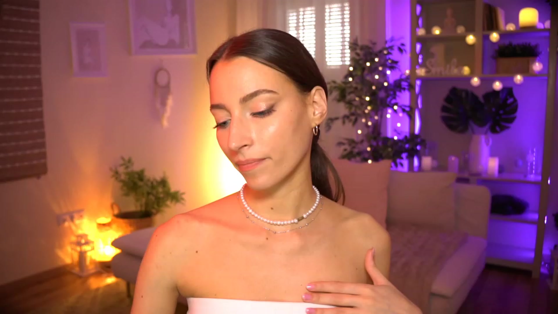 Gallery image thumbnail from Emily_grey69's myfreecams stream on, 06/20/2023, 17:15 image 5 of 20