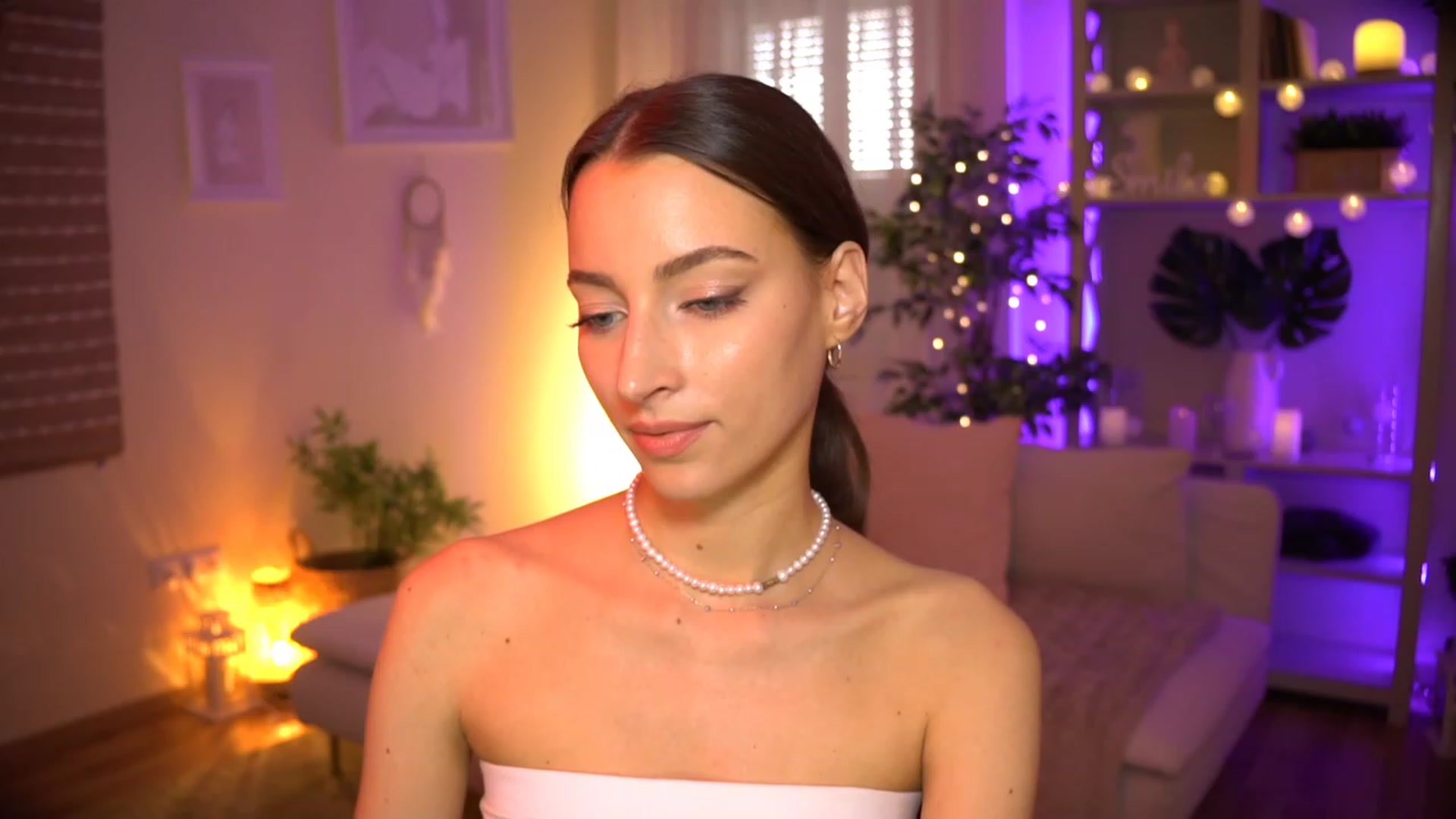 Gallery image thumbnail from Emily_grey69's myfreecams stream on, 06/20/2023, 17:15 image 4 of 20