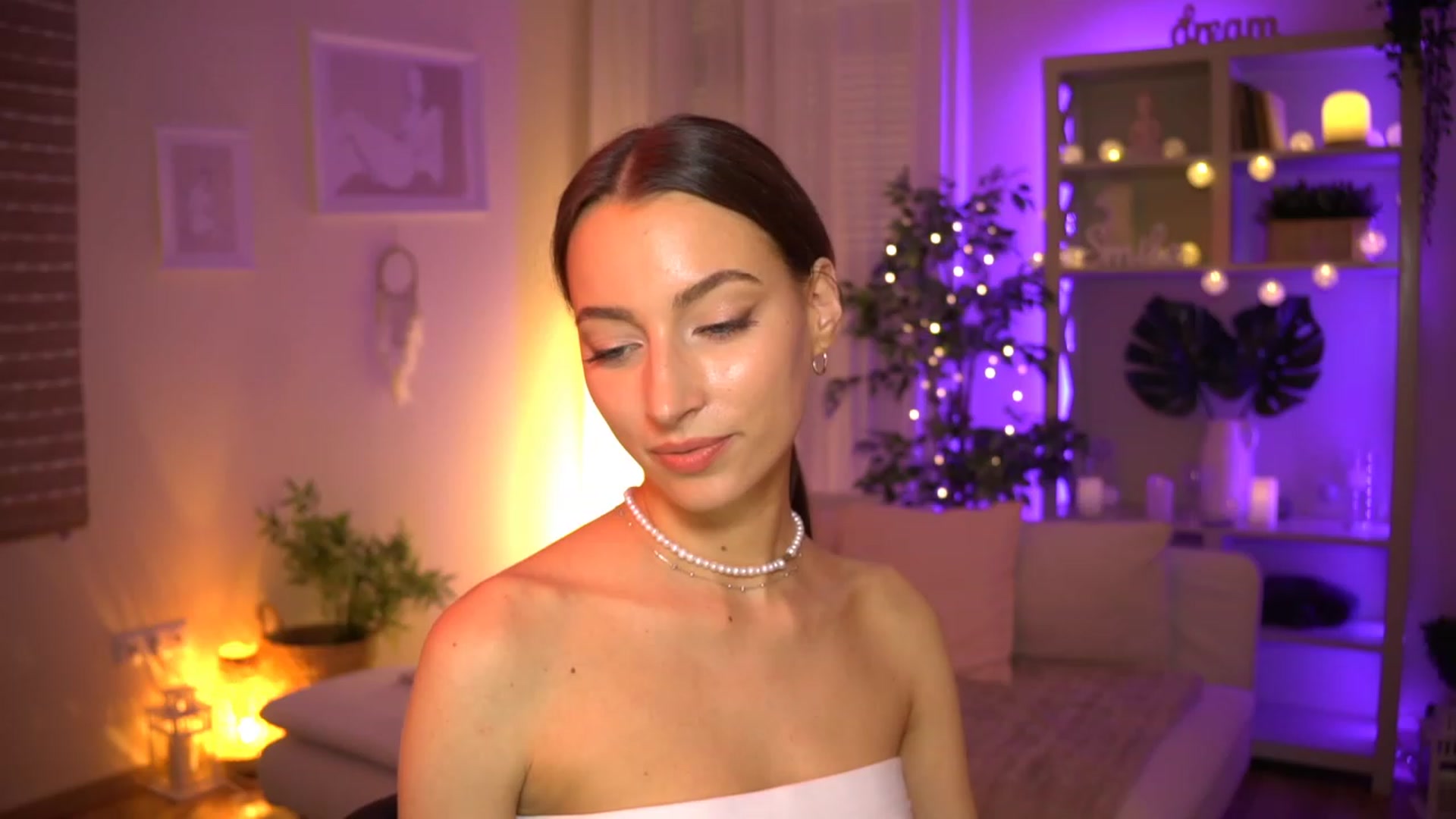 Gallery image thumbnail from Emily_grey69's myfreecams stream on, 06/20/2023, 18:22 image 13 of 20