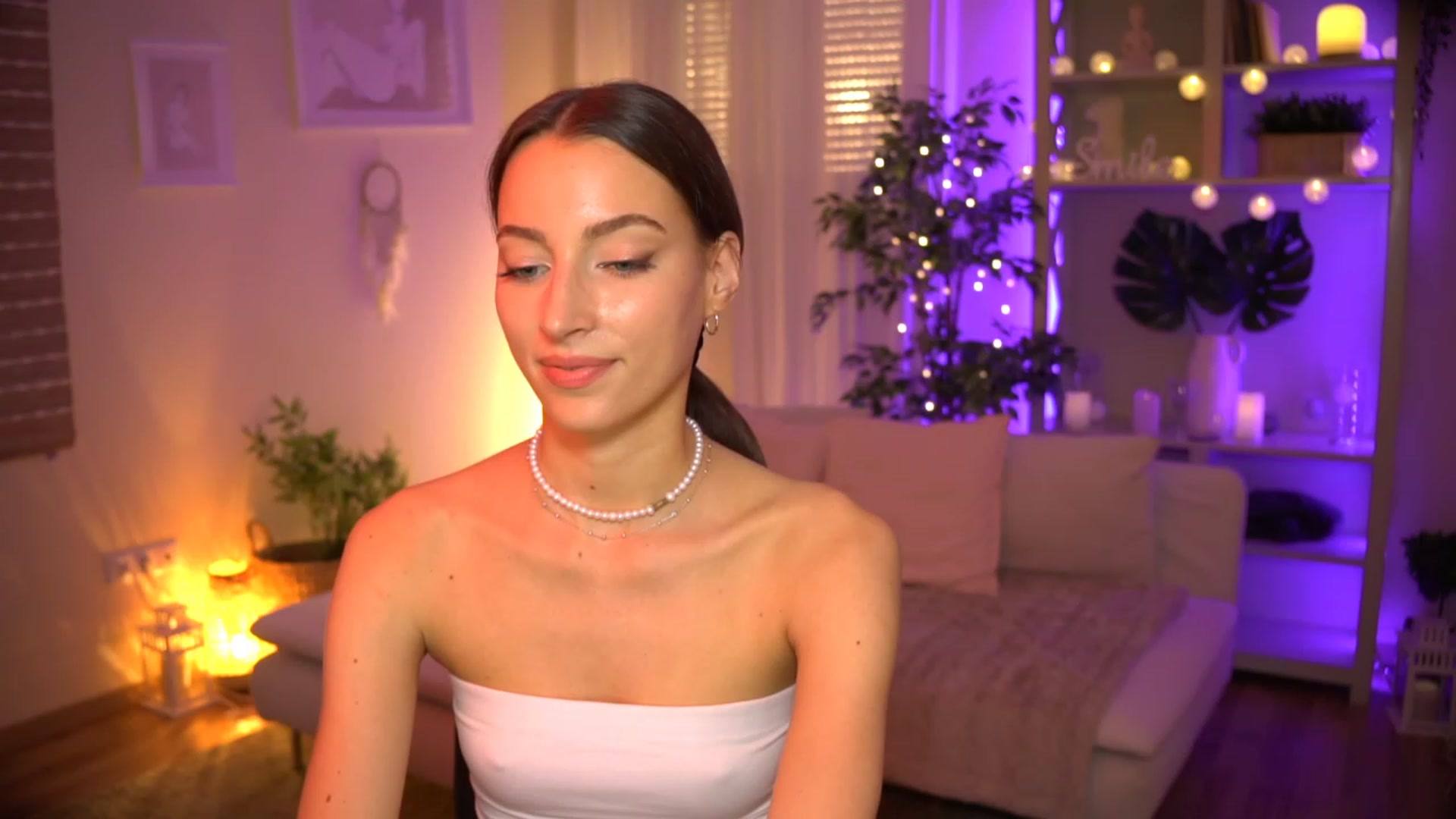 Gallery image thumbnail from Emily_grey69's myfreecams stream on, 06/20/2023, 18:22 image 3 of 20