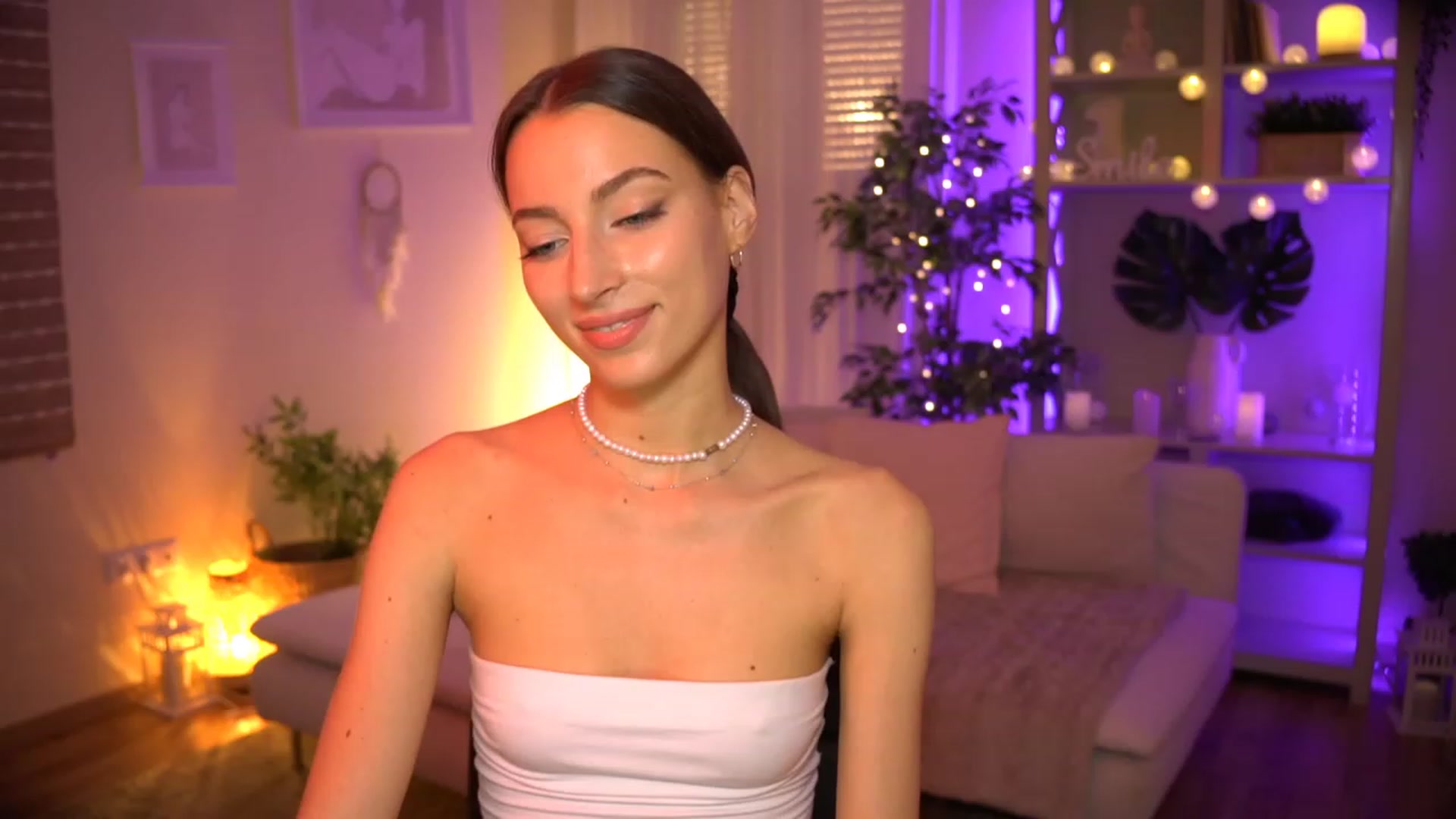Gallery image thumbnail from Emily_grey69's myfreecams stream on, 06/20/2023, 18:22 image 5 of 20
