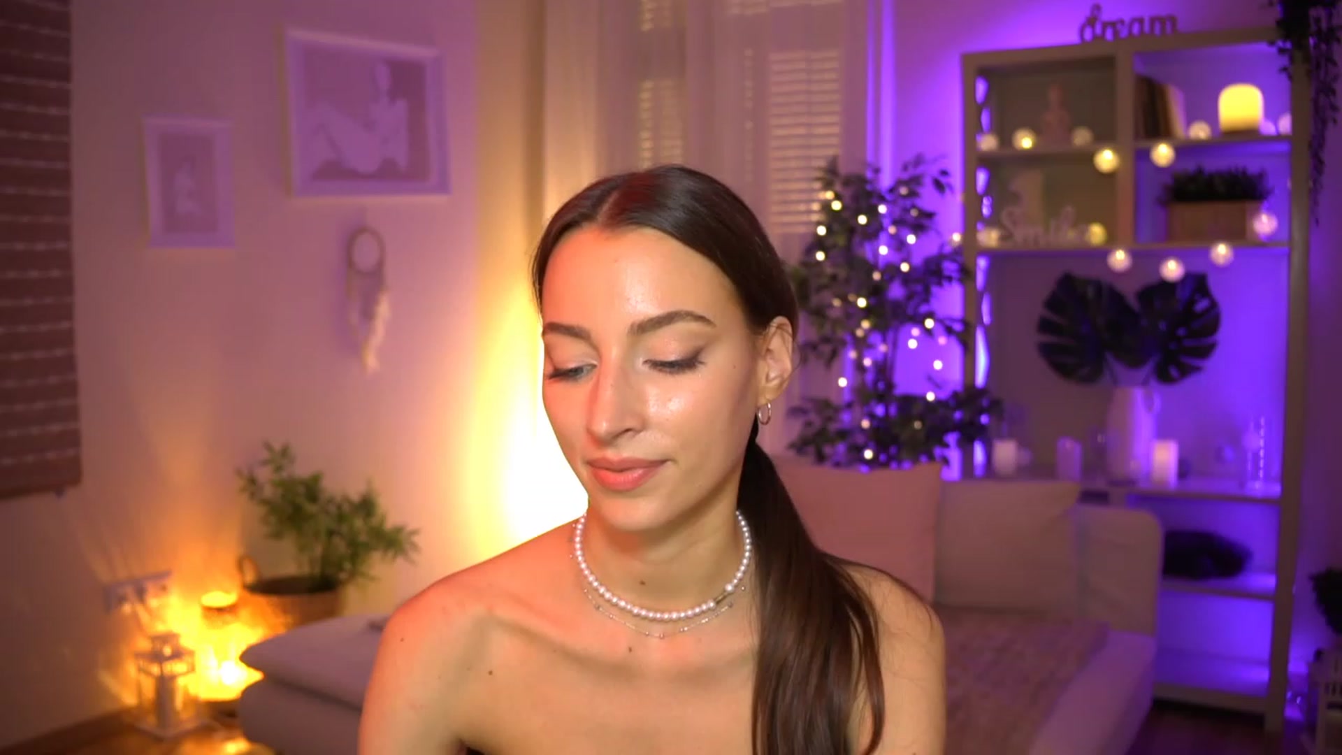 Gallery image thumbnail from Emily_grey69's myfreecams stream on, 06/20/2023, 18:22 image 10 of 20