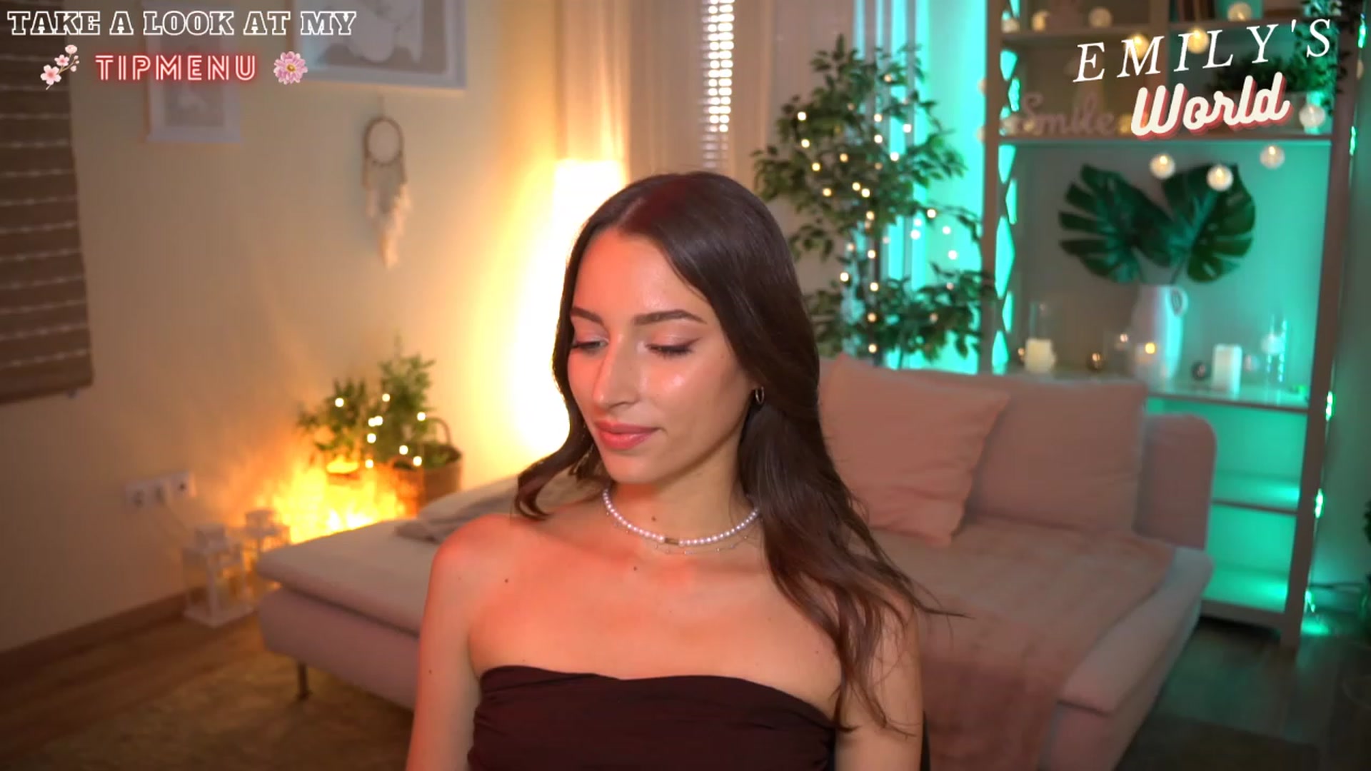 Gallery image thumbnail from Emily_grey69's myfreecams stream on, 07/20/2023, 17:18 image 16 of 20