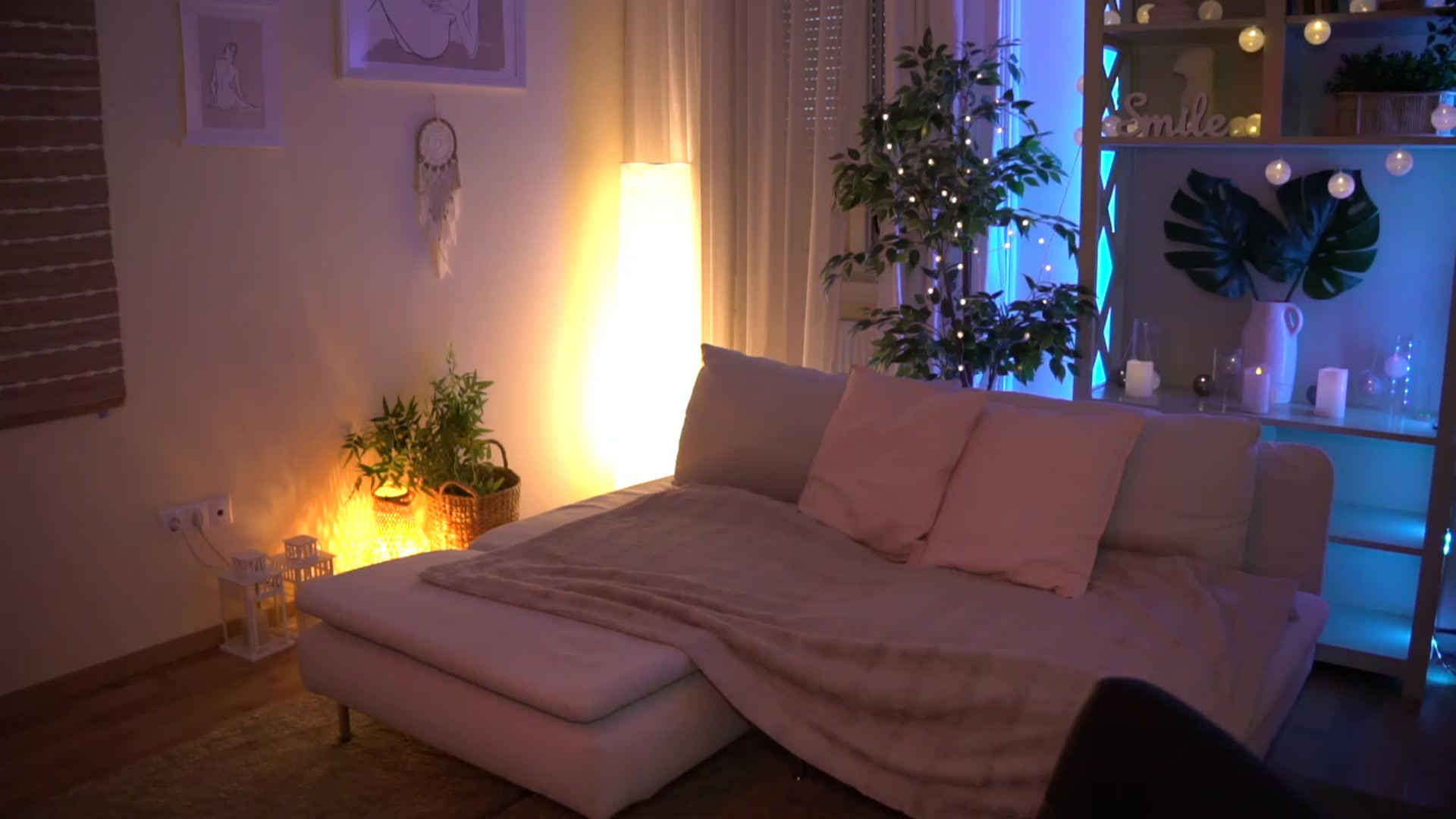Gallery image thumbnail from Emily_grey69's myfreecams stream on, 07/22/2023, 18:17 image 18 of 20