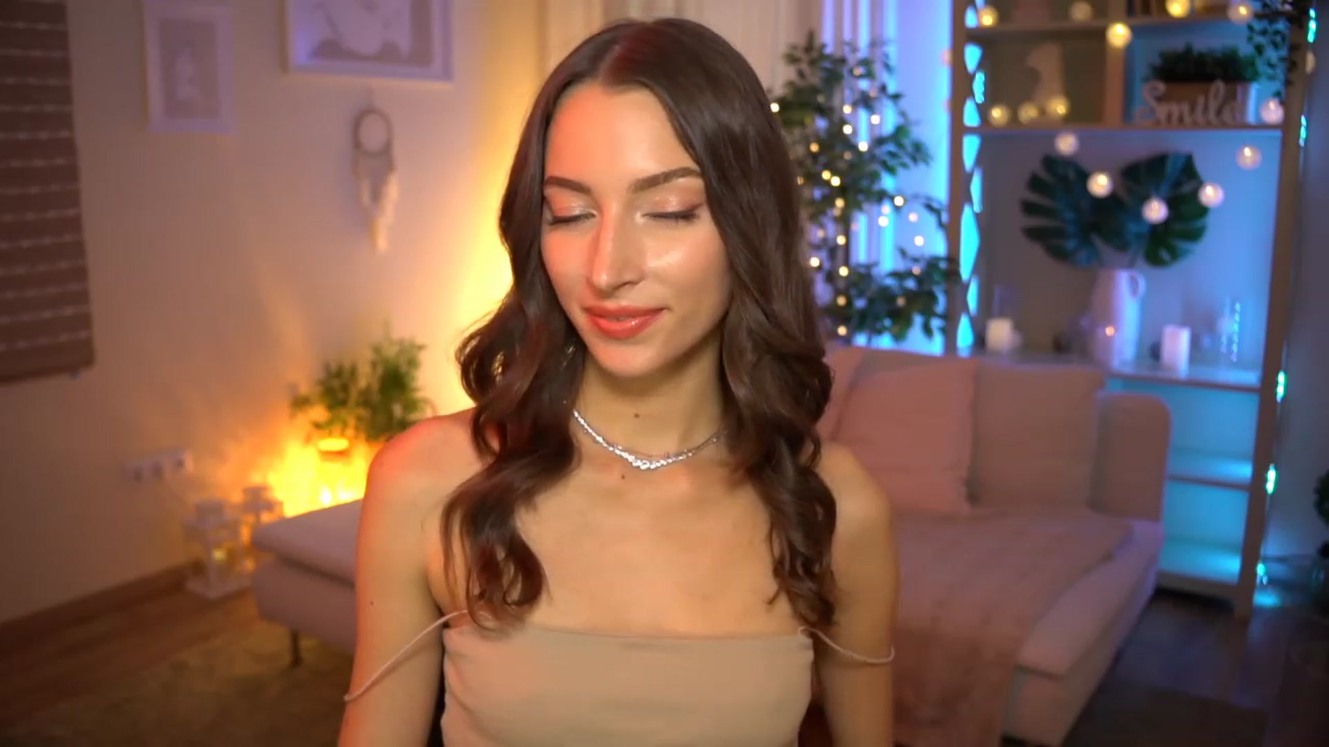Gallery image thumbnail from Emily_grey69's myfreecams stream on, 07/25/2023, 16:48 image 15 of 20