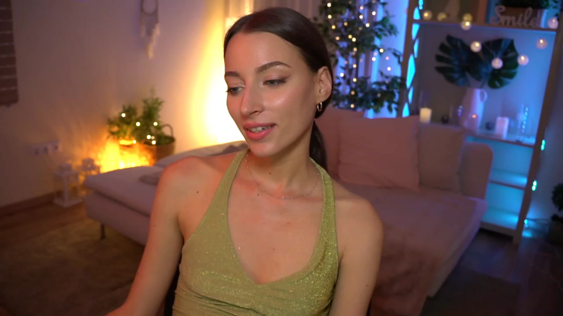 Gallery image thumbnail from Emily_grey69's myfreecams stream on, 08/03/2023, 16:24 image 10 of 20