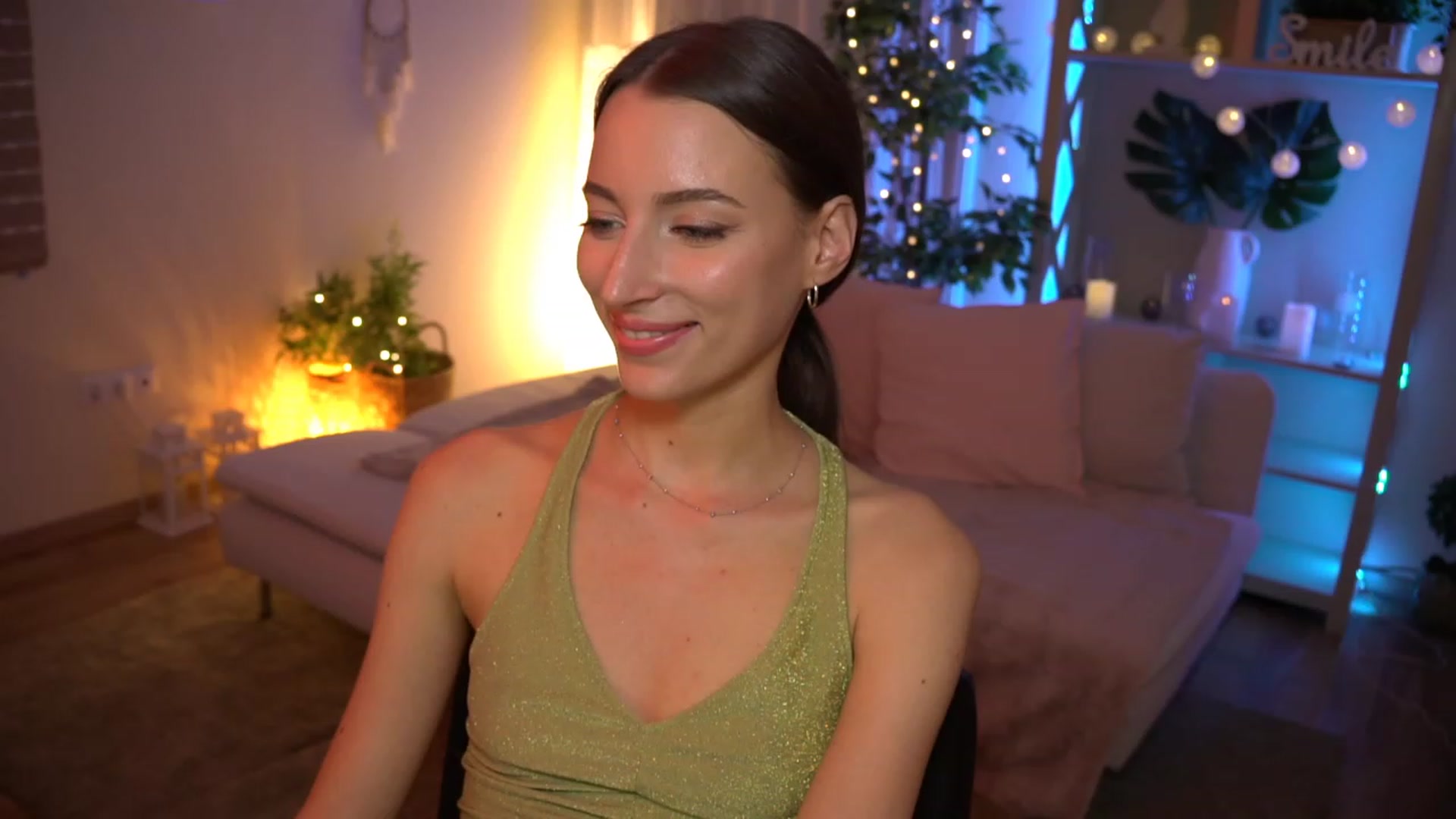 Gallery image thumbnail from Emily_grey69's myfreecams stream on, 08/03/2023, 16:24 image 8 of 20